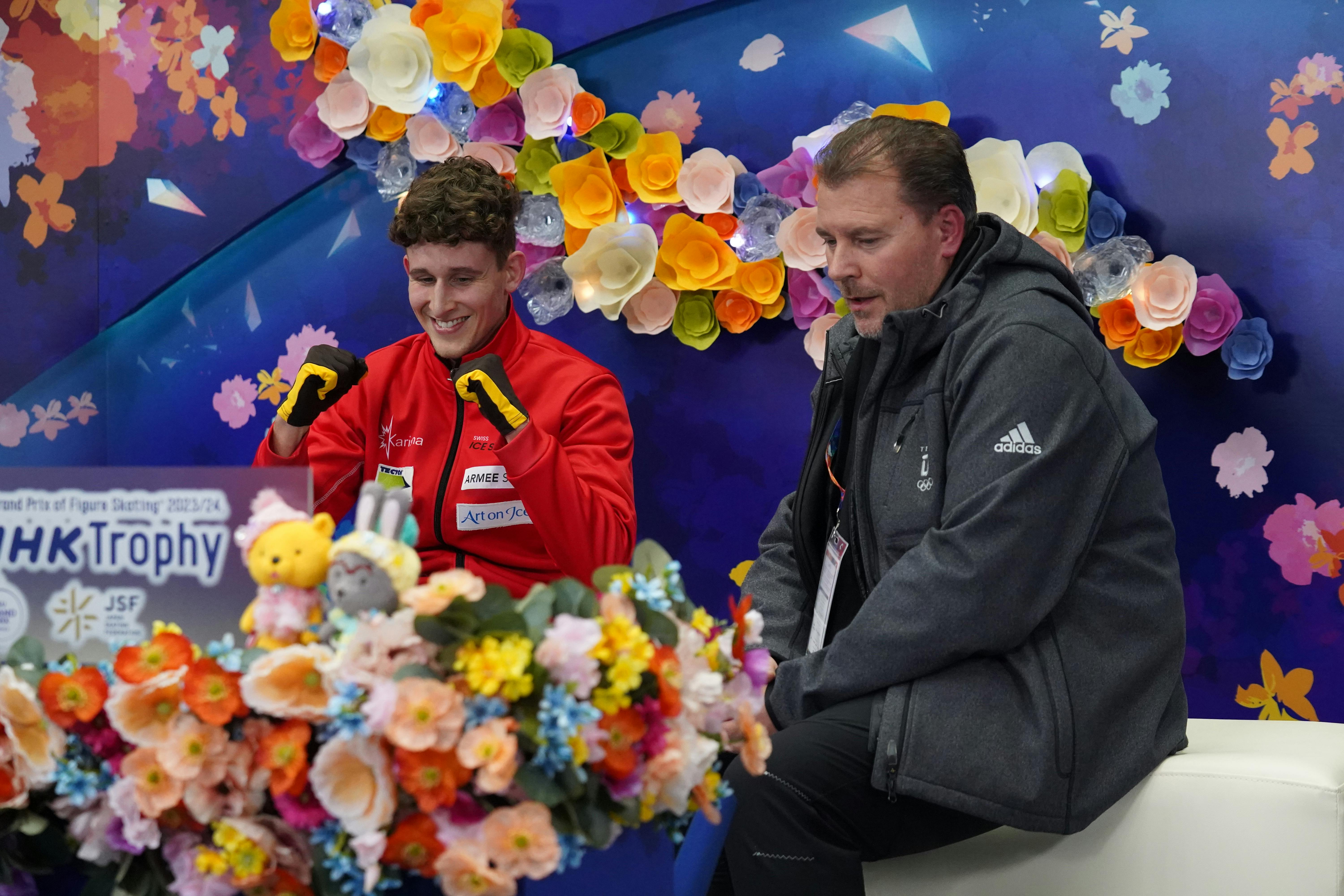 Lukas Britschgi und Trainer Michael Huth freuen sich über die Bewertung in der Kür.