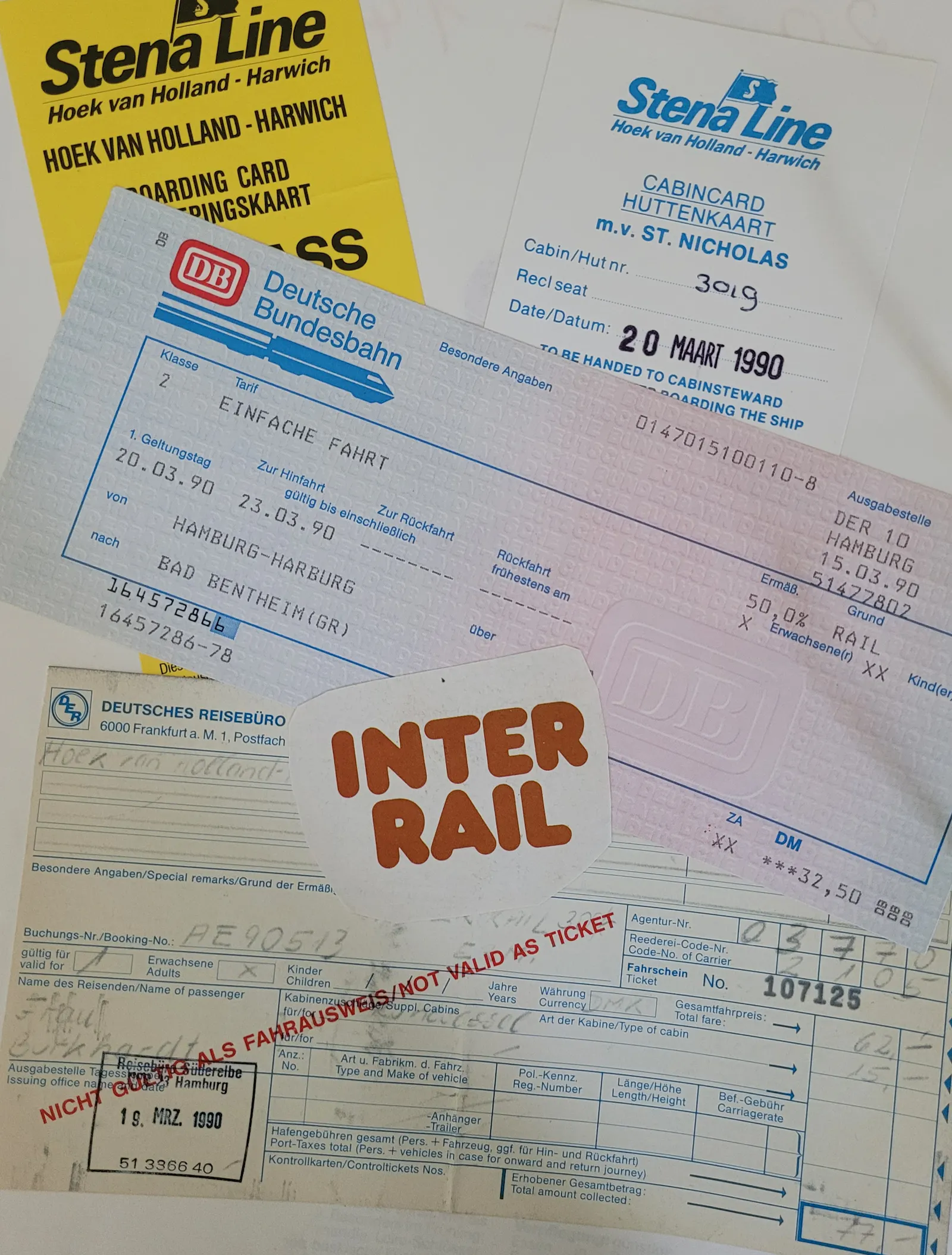 Zug- und Fährtickets liegen kreuz und quer übereinander, sie stammen aus dem Jahr 1990.