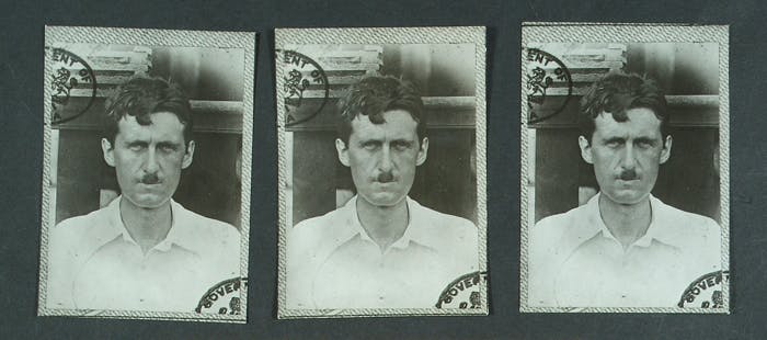 Drei identische Passbild-artige Fotos nebeneinander von George Orwell mit angeschnittenen Behörden-Stempeln oben links und unten rechts