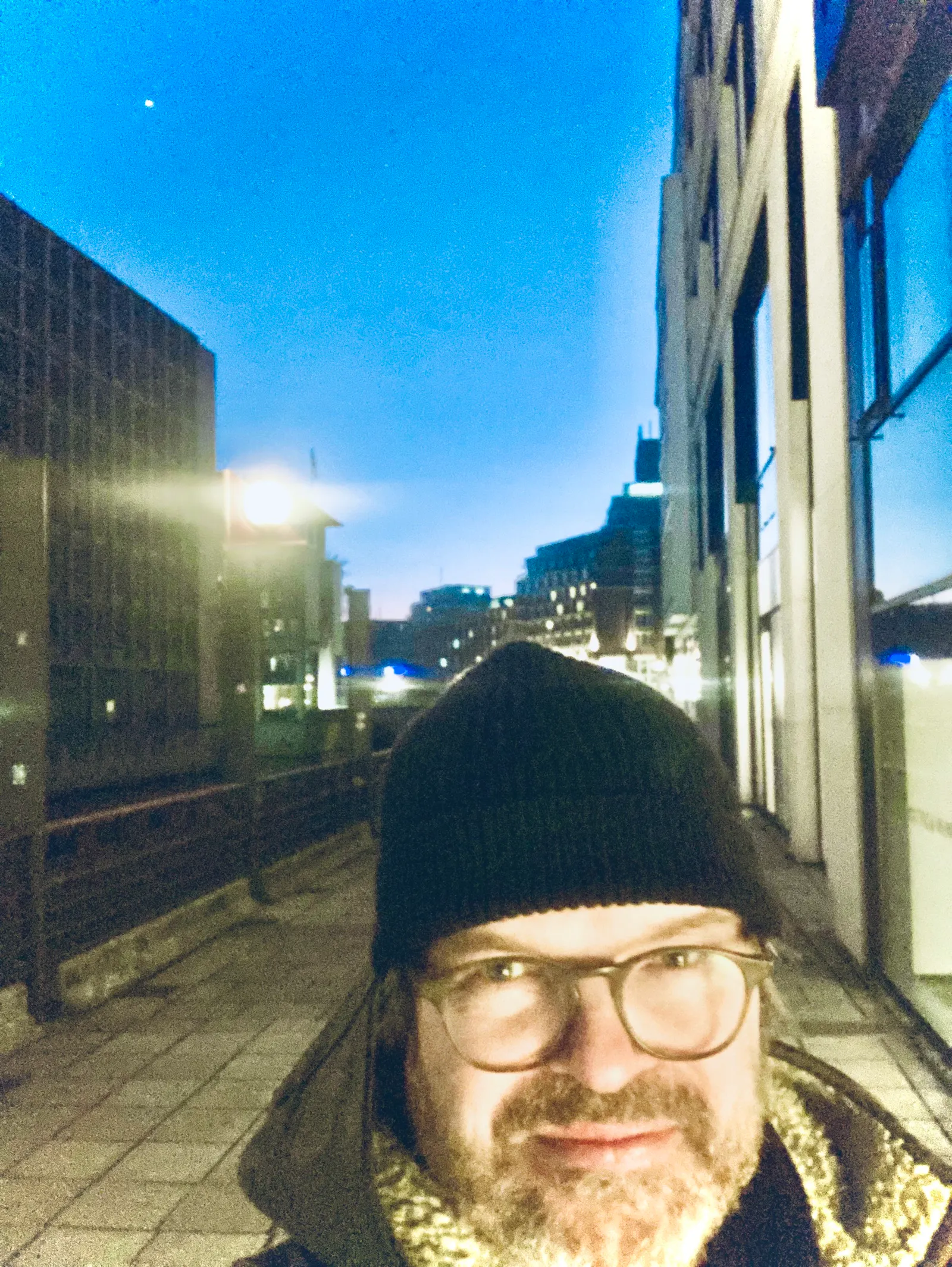 Foto des Autoren mit Perspektive auf eine Flucht von Häusern an einem Fleet in der Hamburger Innenstadt mit Lichtreflexen und blauem Himmel, winterliche Stimmung