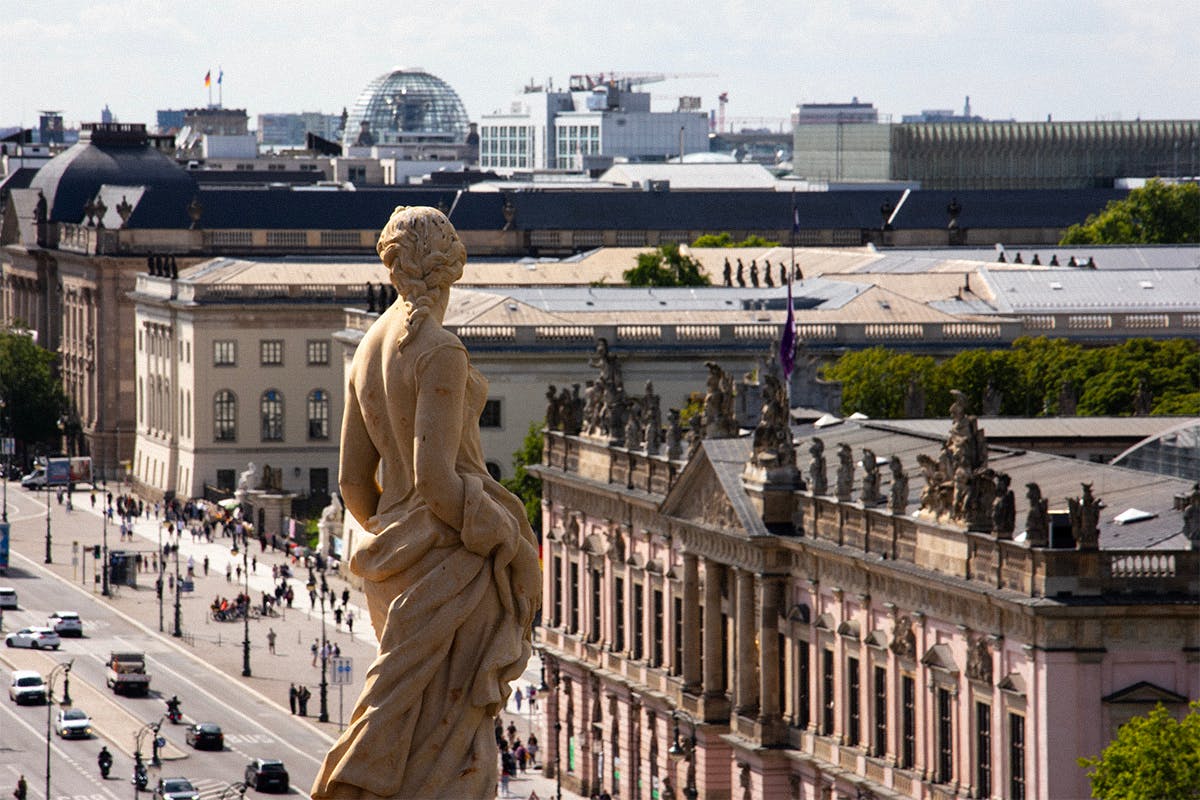 Blick von der Dachterrasse des Humboldt Forums Richtung Reichstag.