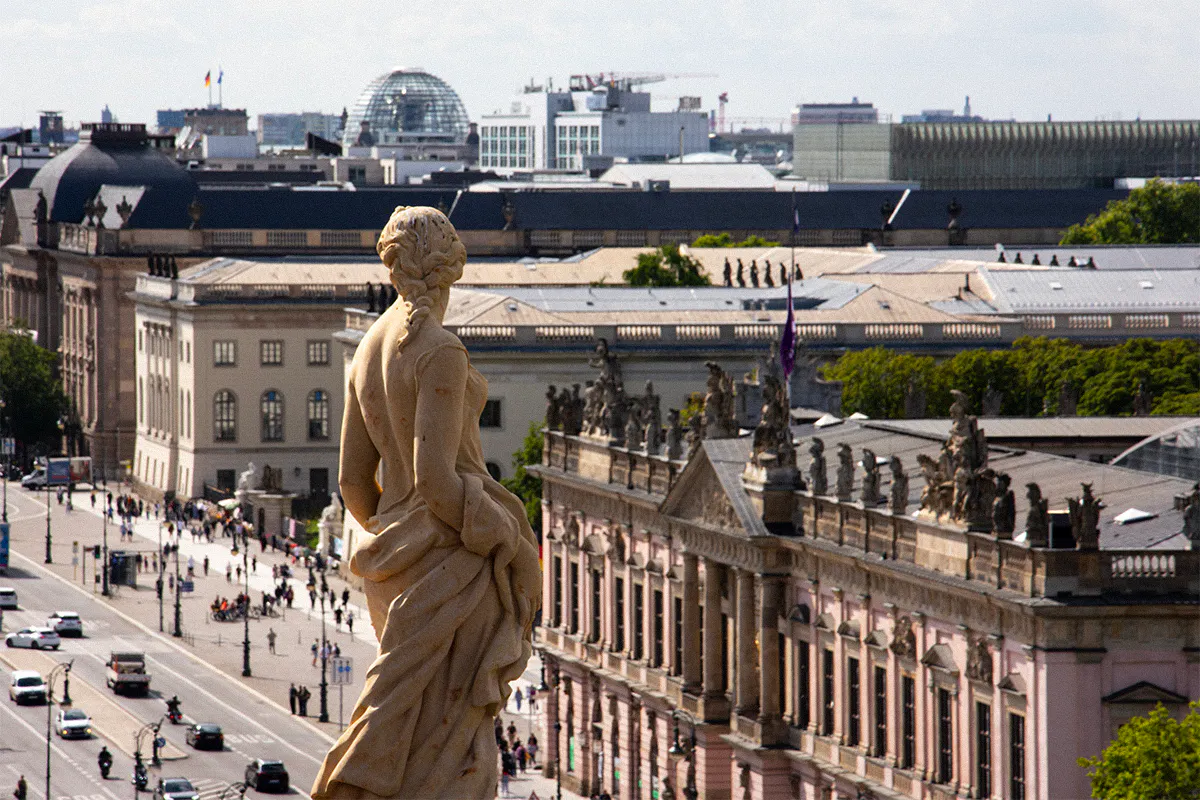 Blick von der Dachterrasse des Humboldt Forums Richtung Reichstag.