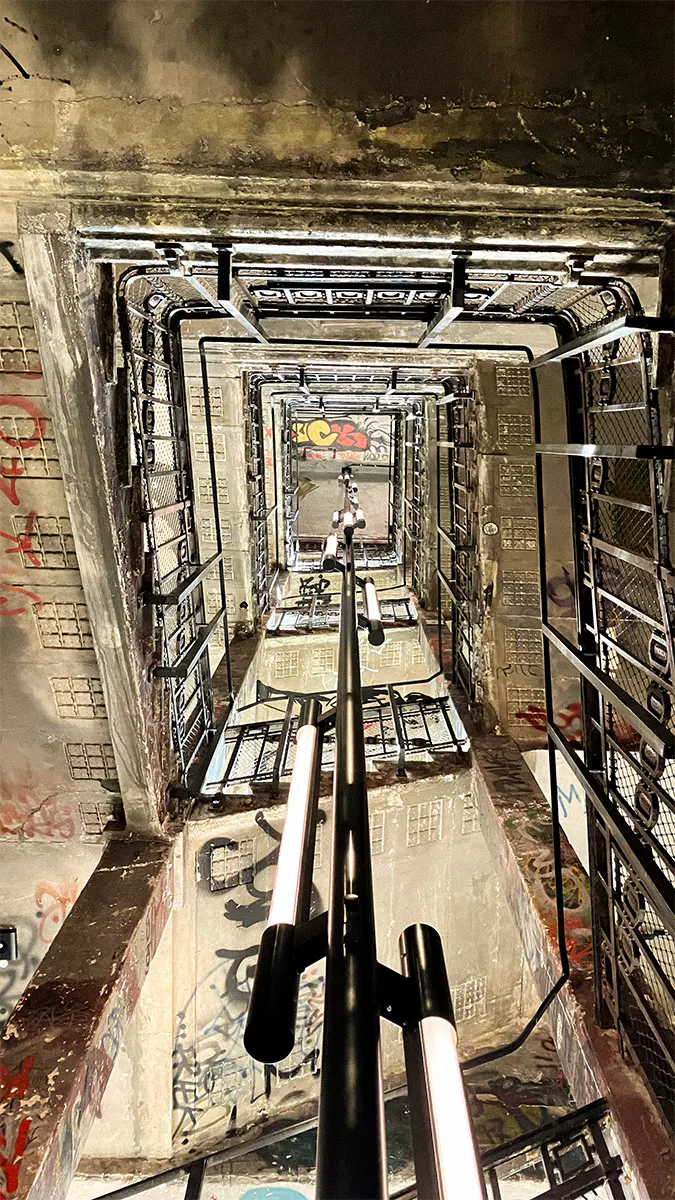 Treppenhaus im ehemaligen Tacheles, jetzt Fotografiska Berlin.