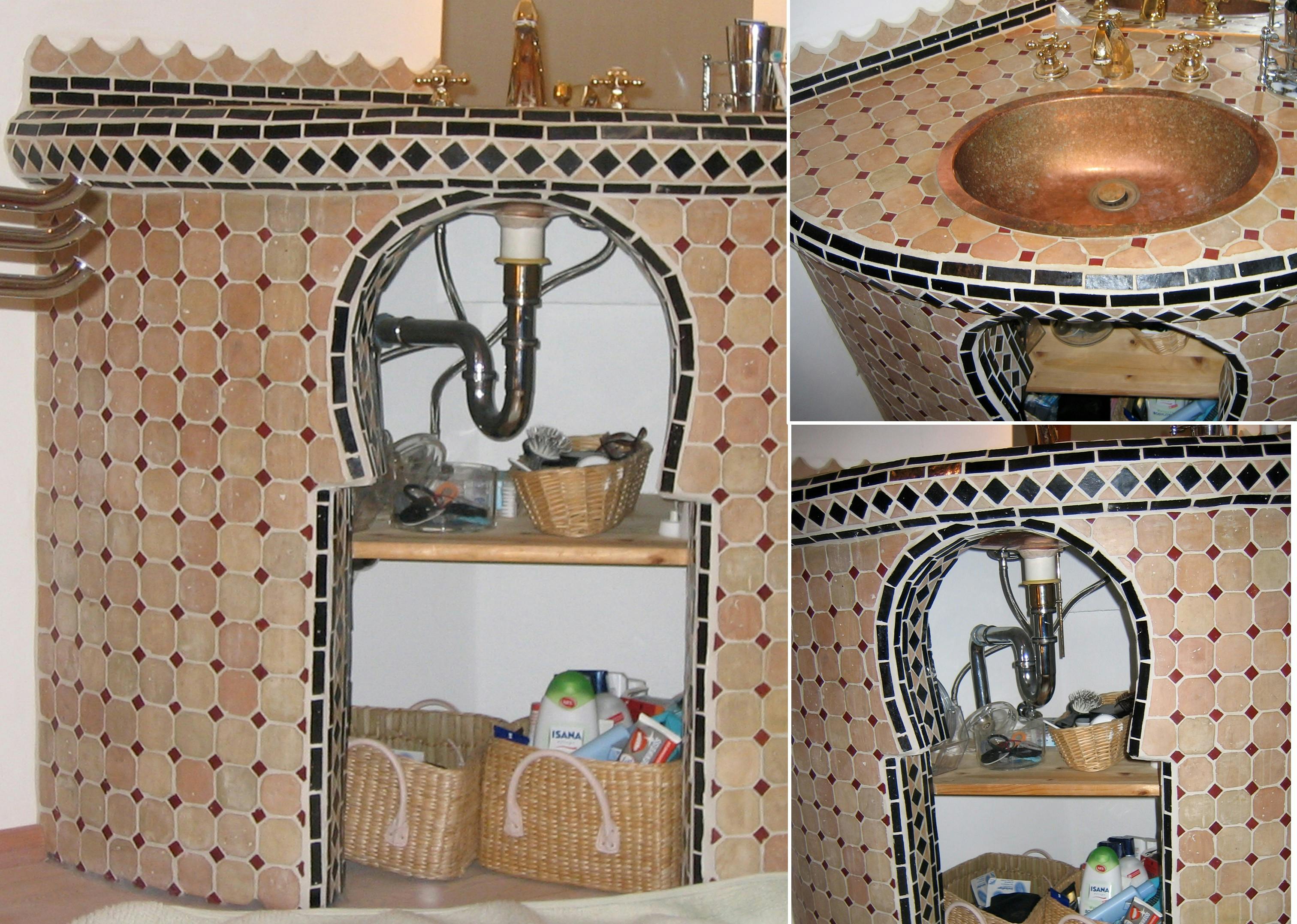 Collage mit mehreren Fotos eines großen Waschtischs mit Regalaussparungen, in der Grundform nach Kundenwünschen hergestellt, vollständig mit echtem Mosaik versehen.