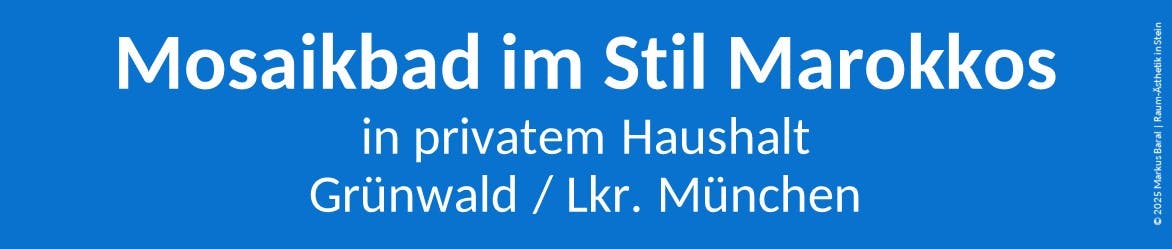 Weiße Schrift auf blauem Grund: Mosaikbad im Stil Marokkos in privatem Haushalt, Grünwald / Lkr. München