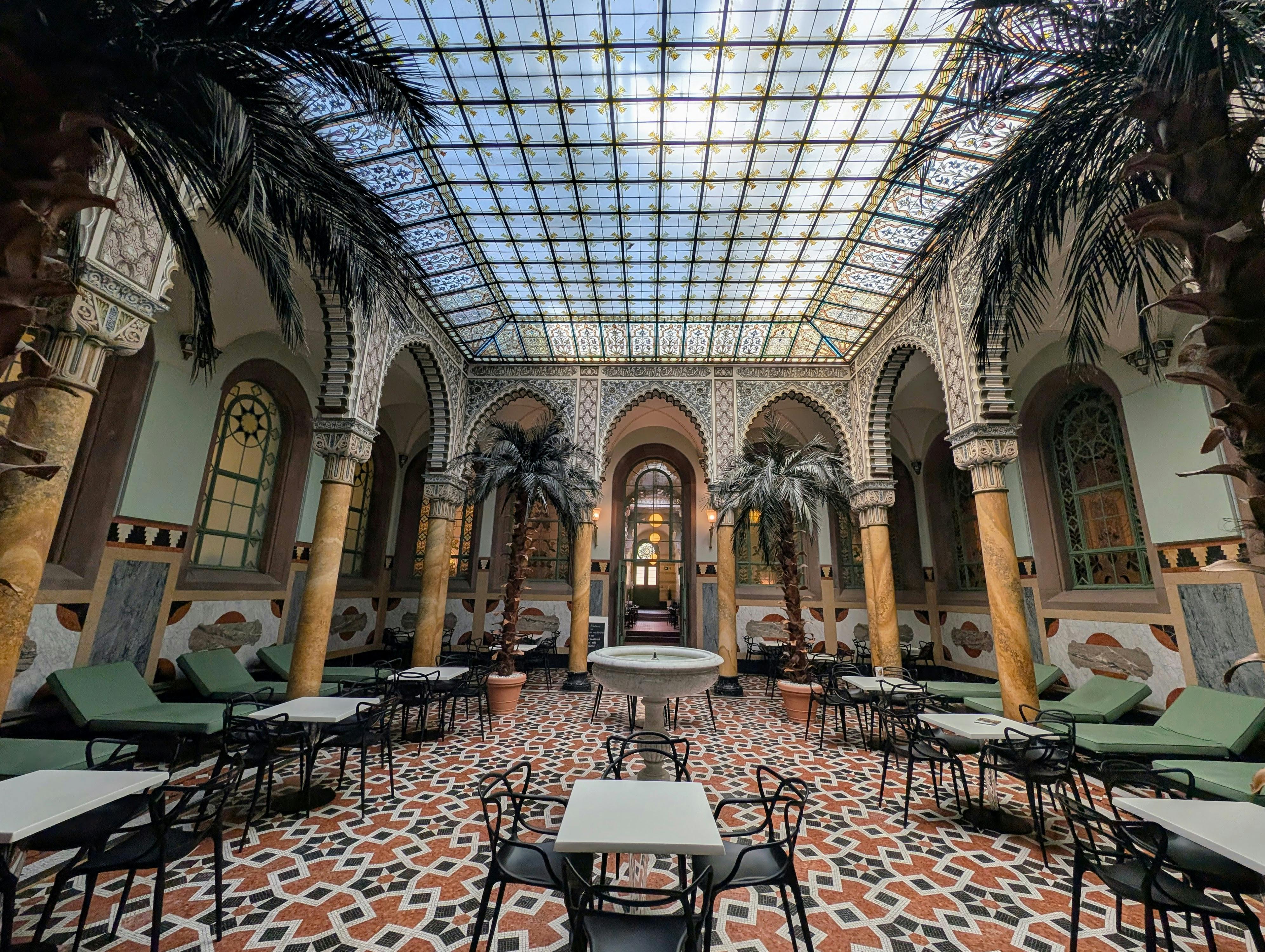 In der Maurischen Halle im Palais Thermal in Bad Wildbad können Kaffee und Snacks genossen werden. Foto: Jürgen Brand