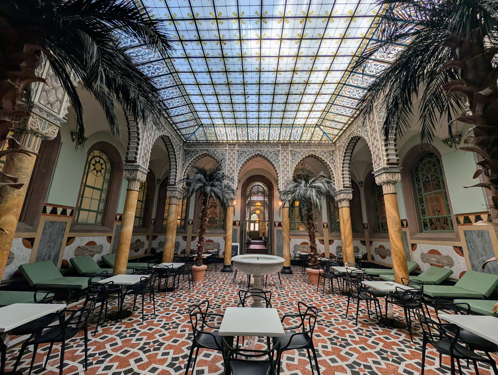 In der Maurischen Halle im Palais Thermal in Bad Wildbad können Kaffee und Snacks genossen werden. Foto: Jürgen Brand