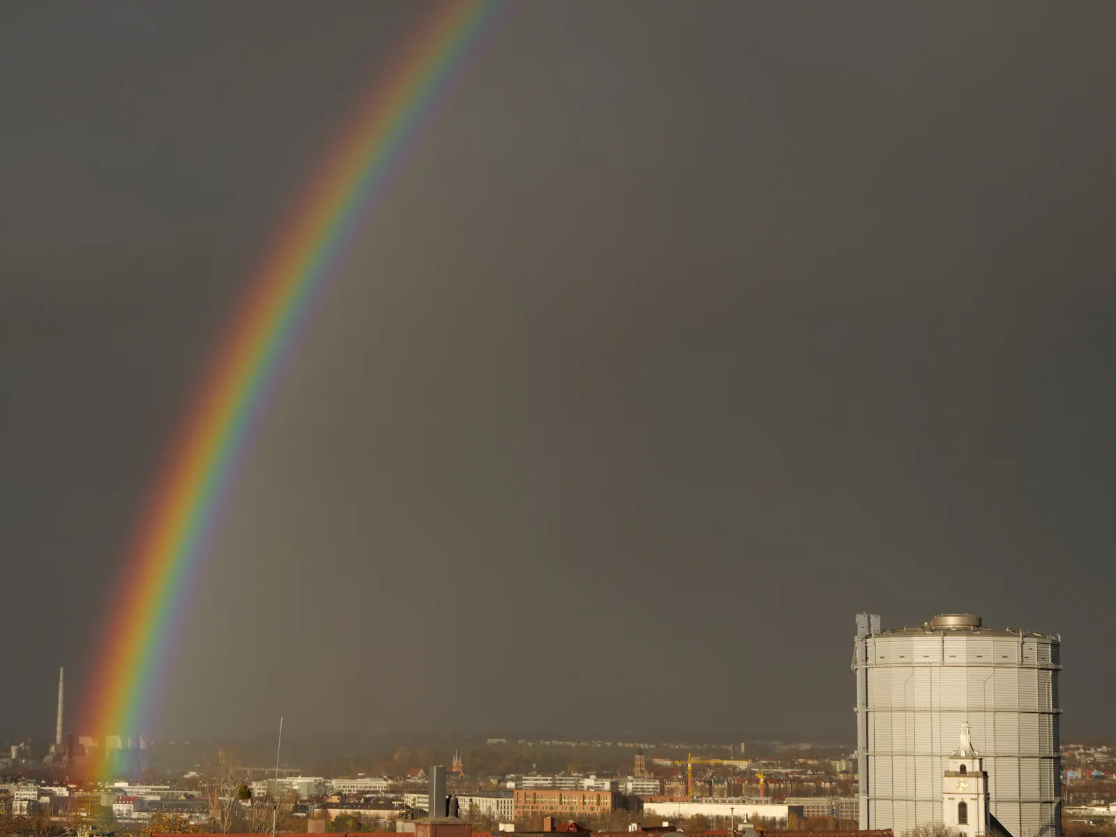Im vergangenen Jahr war dieser Regenbogen über Gaskessel und Gaisburger Kirche zu sehen. Vielleicht hat er ja Glück gebracht. Foto: Jürgen Brand