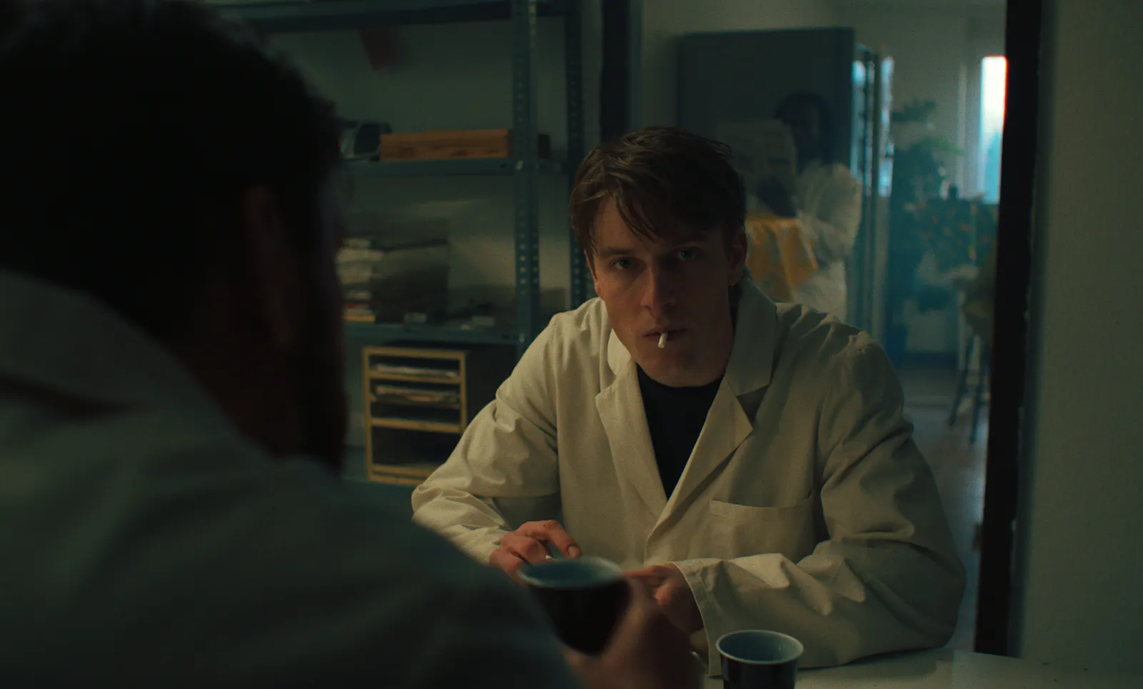 Sprich mit uns! Louis Hofmann guckt als Kai in FRISCH direkt in die Kamera