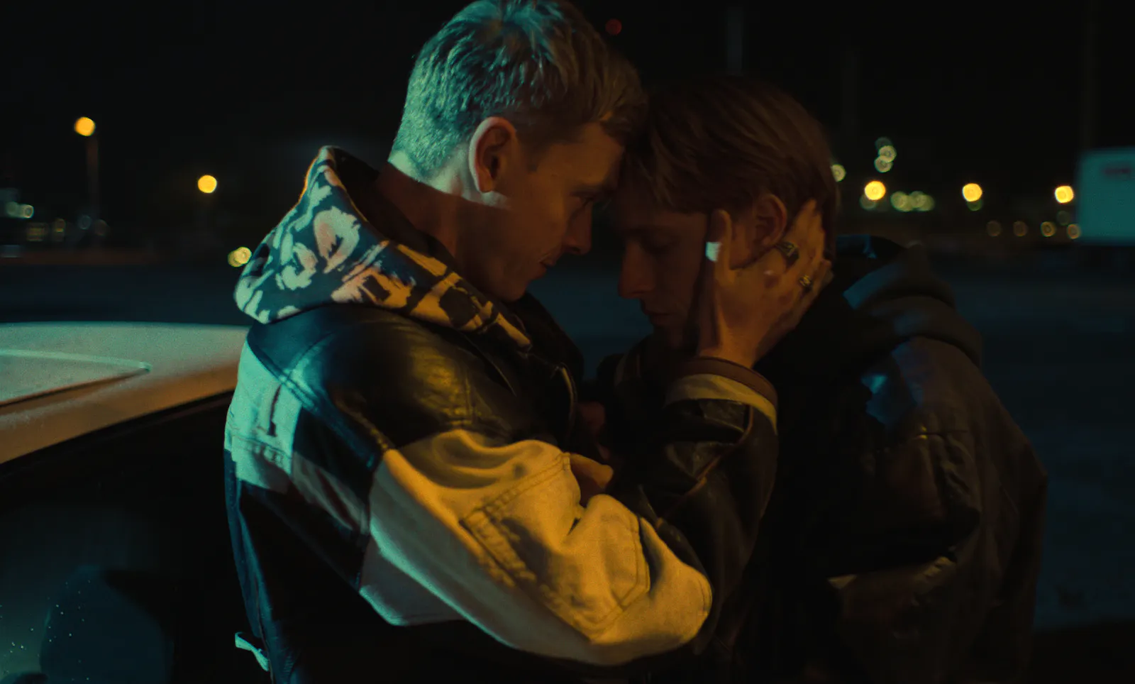 Brüder Mirko und Kai am auto im Film Frisch