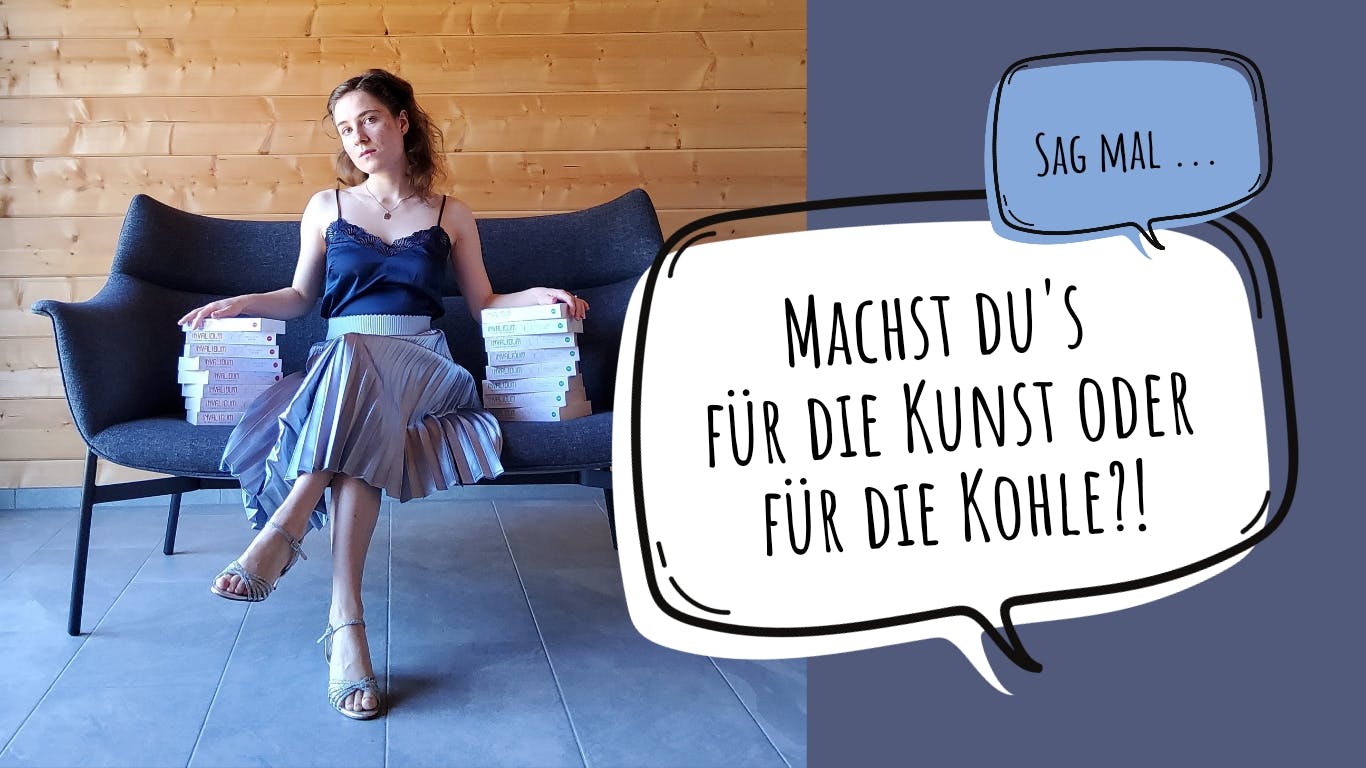 Das Bild zeigt die Autorin, die - zwischen zwei Bücherstapeln - auf einem Sofa sitzt. Ihre Pose erinnert an eine Königin auf einem Thron. Daneben steht in Sprechblasen: "Sag mal ... Machst du's für die Kunst oder für die Kohle?"