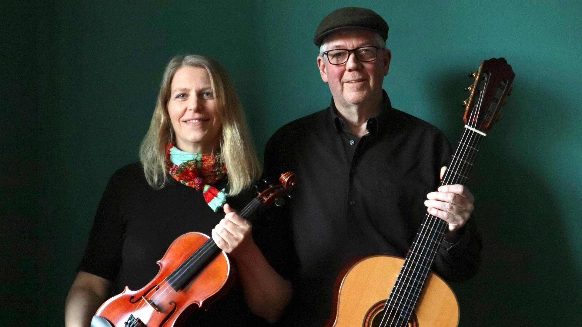 Yonder Duo 2025, Angelika Rusche-Göllnitz mit Geige, Olaf Wiesner mit klassischer Gitarre