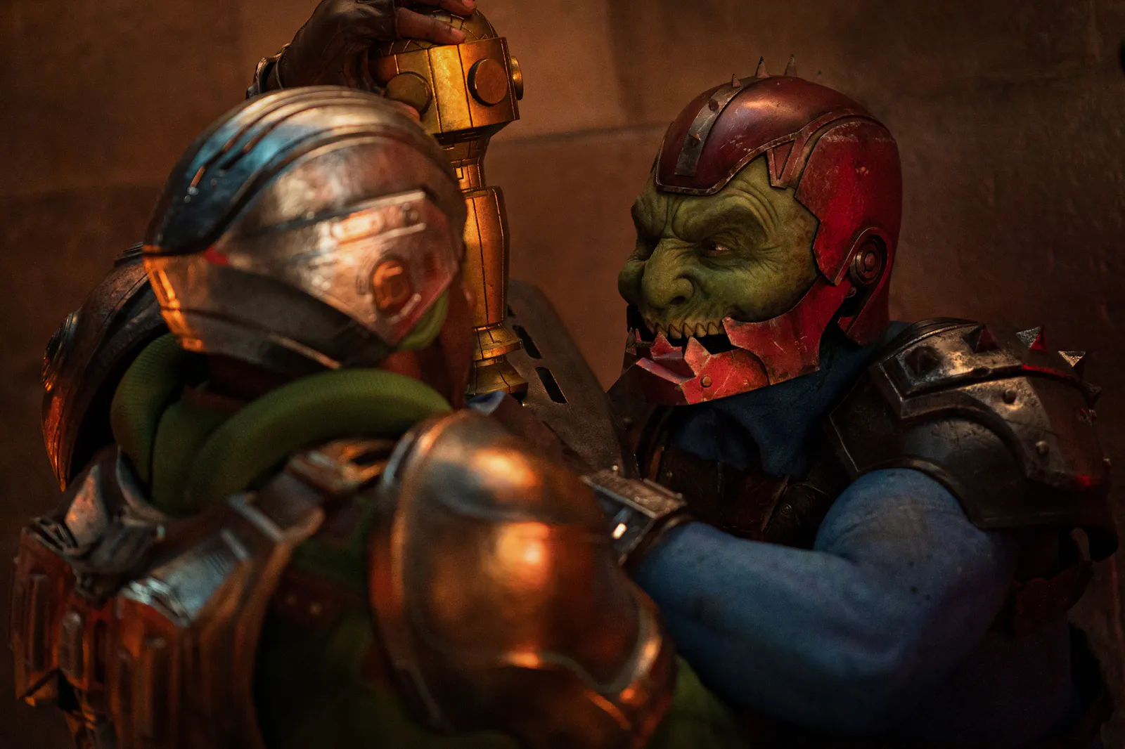 Sam C. Wilson spielt die Rolle des Trap Jaw in MASTERS OF THE UNIVERSE (hier im Kampf gegen Idris Elbas Duncan) // © 2026 Amazon MGM Studios Content Services LLC