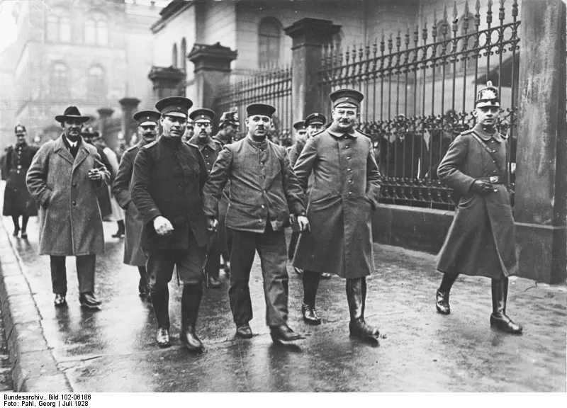 Fritz Haarmann wird nach der Urteilsverkündung zum Gefängnis geführt, im Hintergrund links Heinrich Rätz, der Leiter der Mordkommission