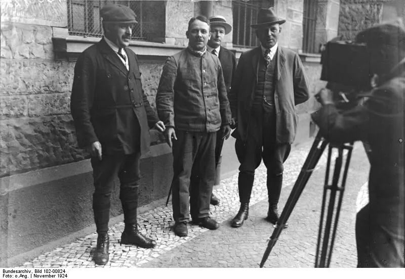 Fritz Haarmann auf dem Weg zu seiner Gerichtsverhandlung im Dezember 1924,
Bundesarchiv, Bild 102-00824 / Georg Pahl / CC-BY-SA 3.0