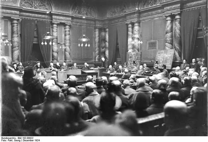Während der Gerichtsverhandlung, die beiden Angeklagten Haarmann und Grans rechts sind mit Kreuzen markiert