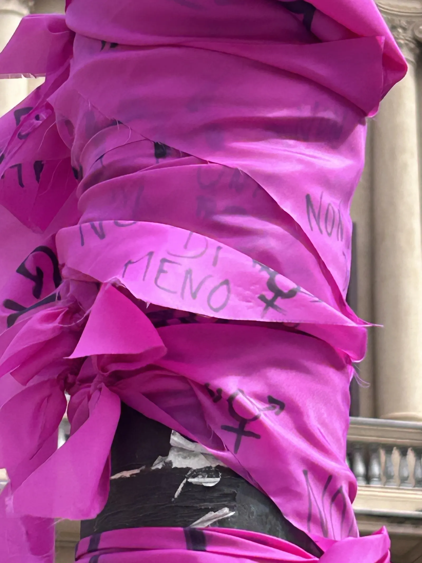 Pinker Stoffbehang mit Aufschrift Non Una Di Meno