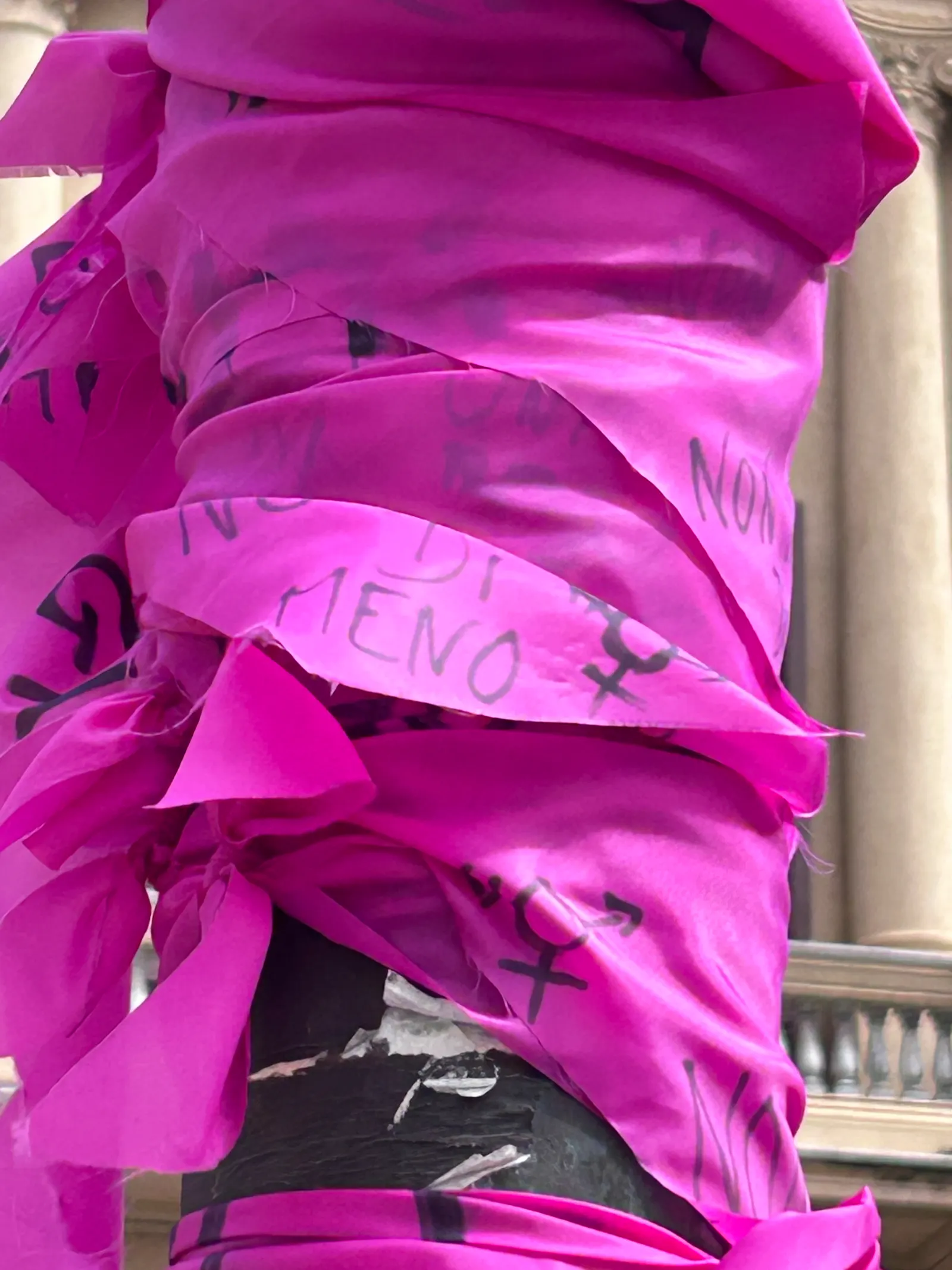 Pinker Stoffbehang mit Aufschrift Non Una Di Meno