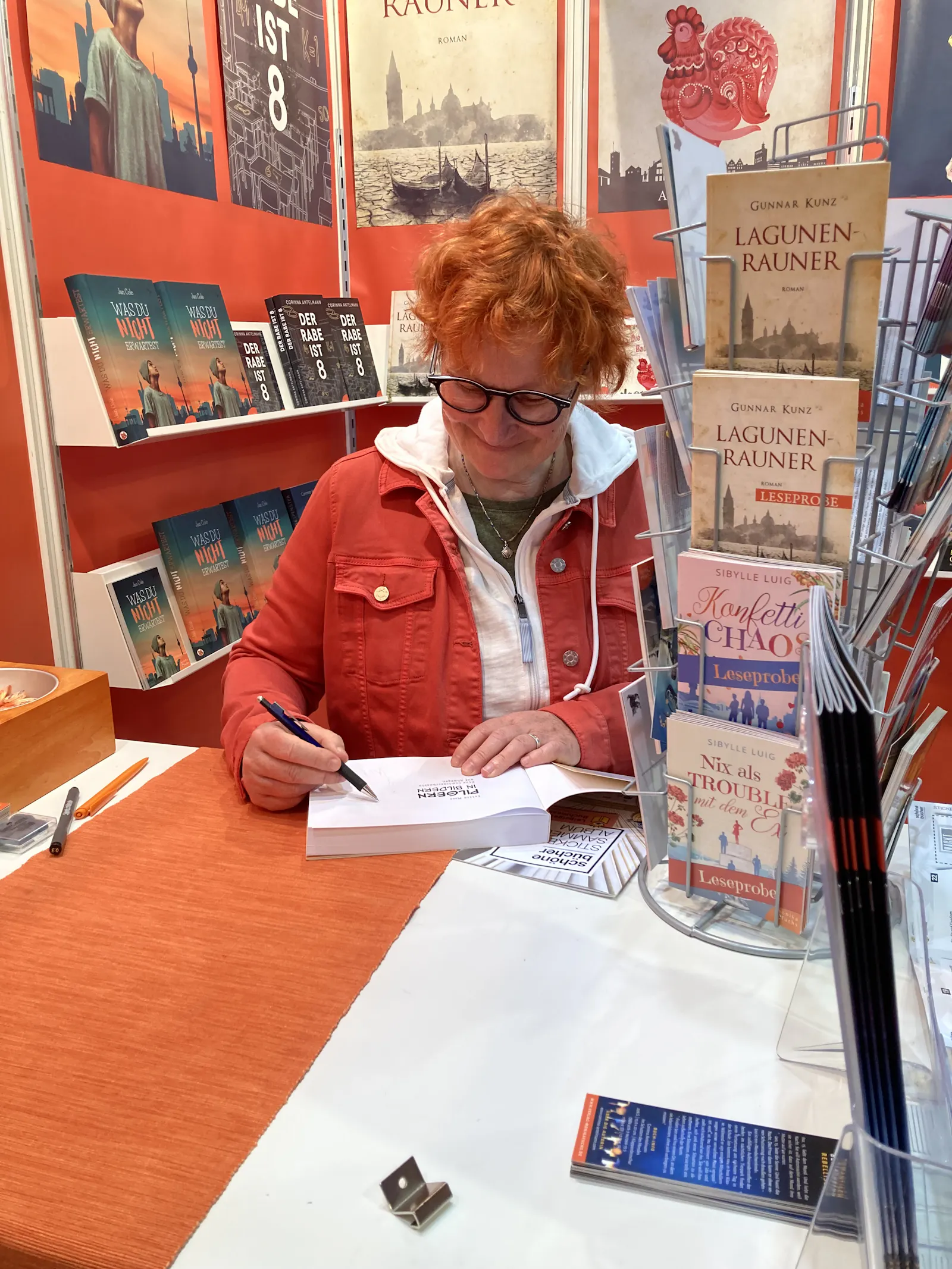 Felice signiert auf der Buchmesse