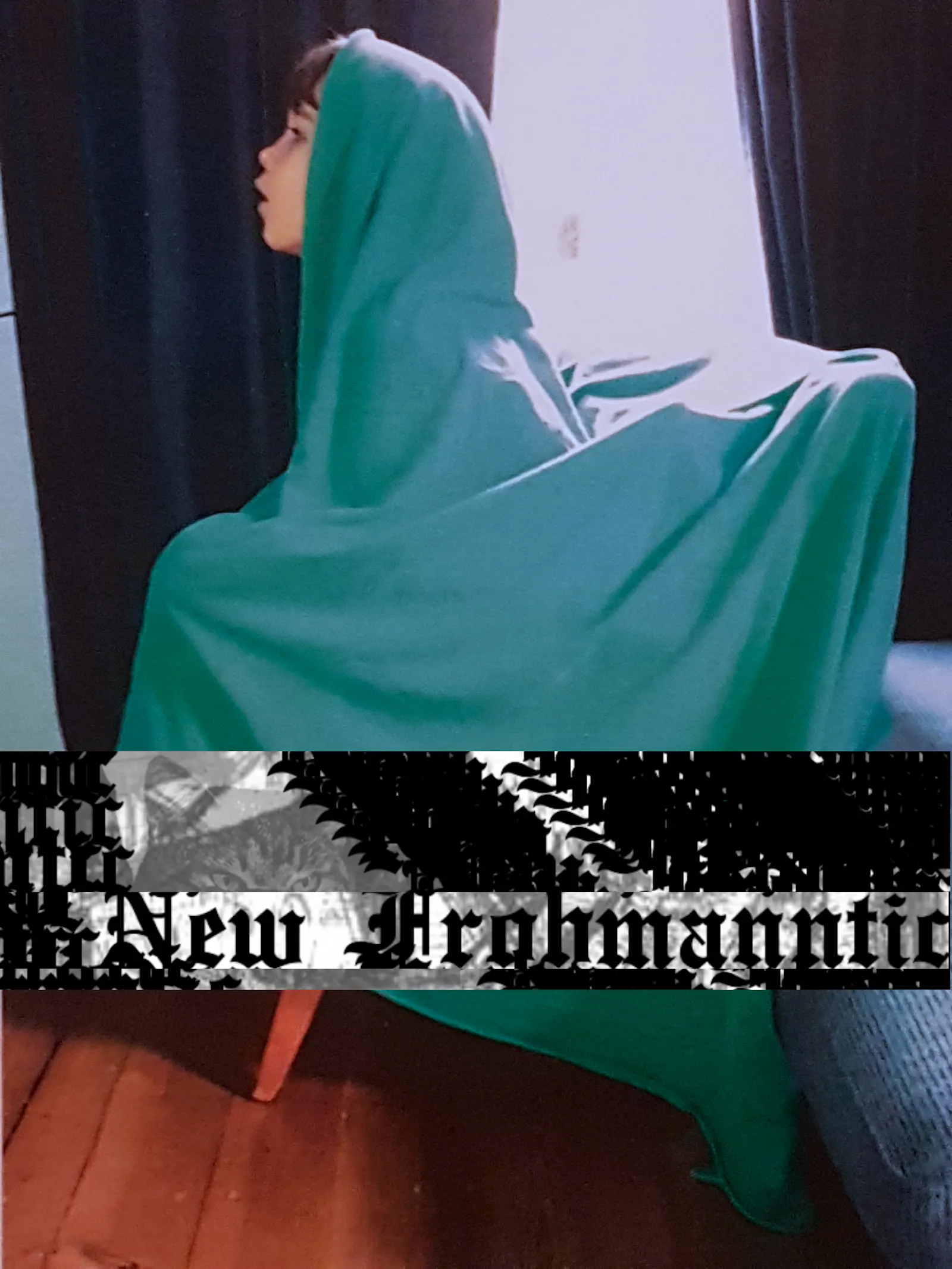 Andächtig auf einen Punkt außerhalb des Bildes hinblickendes Kind, es ist so unter einer Decke, auf einem Sessel eingehüllt, dass es wie ein Fabelwesen aussieht