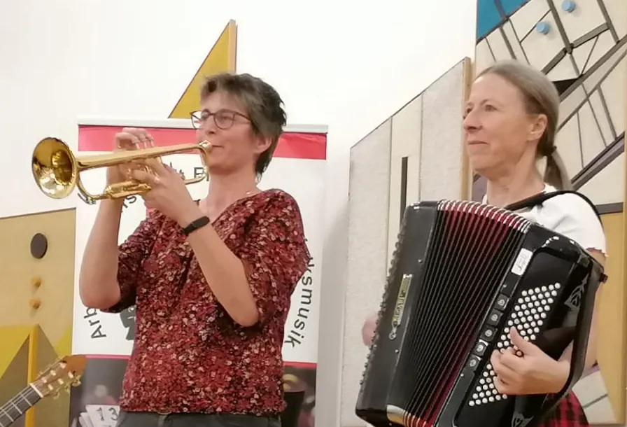 Links Karin Bümlein mit angesetzter Trompete, rechts Steffi Zachmeier mit Akkordeon (Foto: Irene Spitzer)