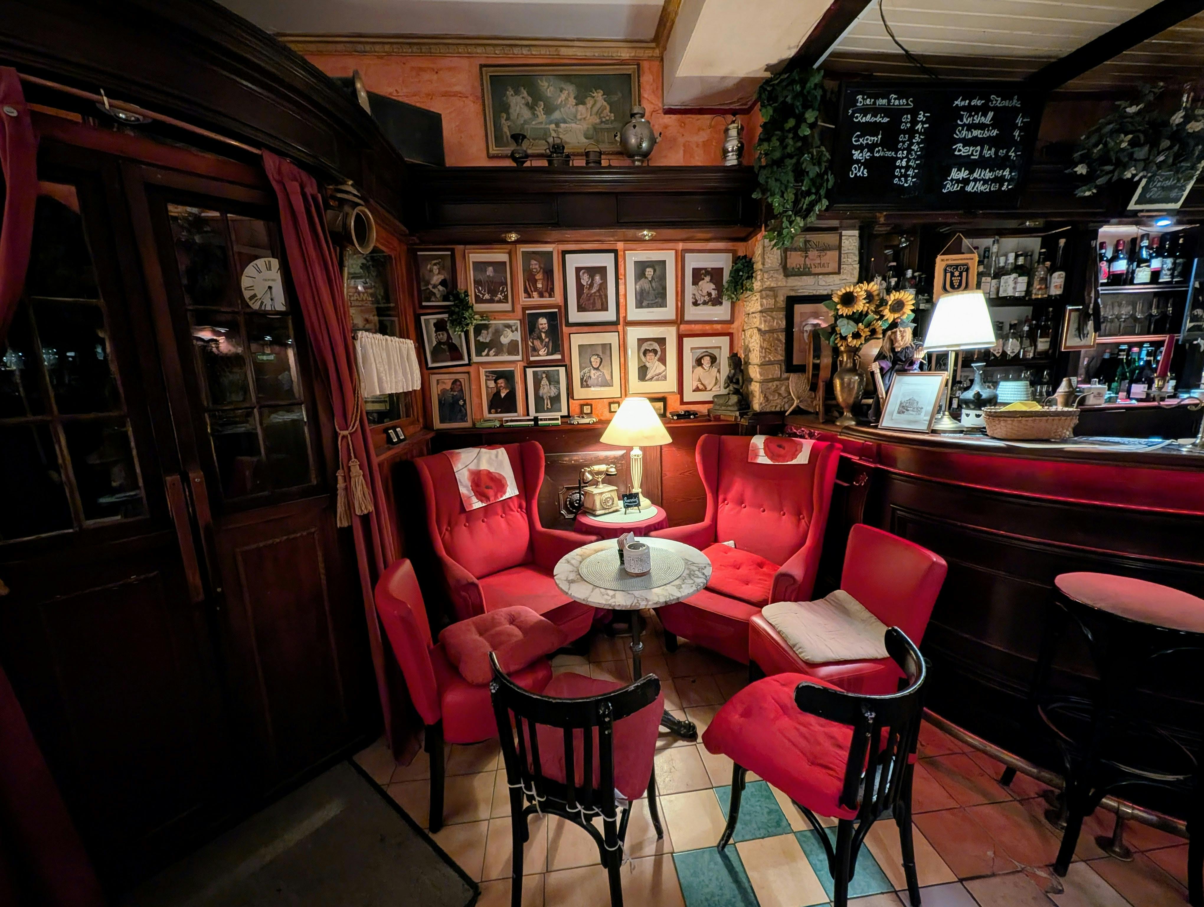 Rote Runde – mit zahlreichen „besonderen Gästen” an der Wand dahinter. Foto: Jürgen Brand