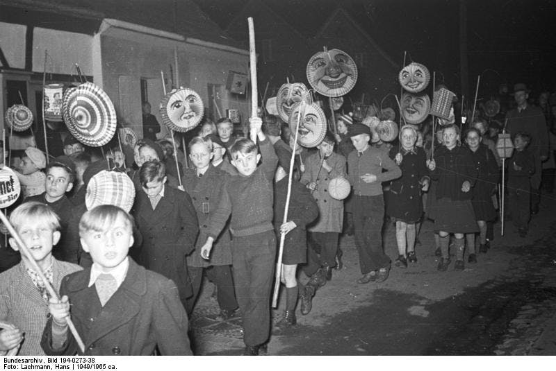 Schwarzweiß-Foto von 1949. Ein Umzug mit vielen Kindern und Lampions.
