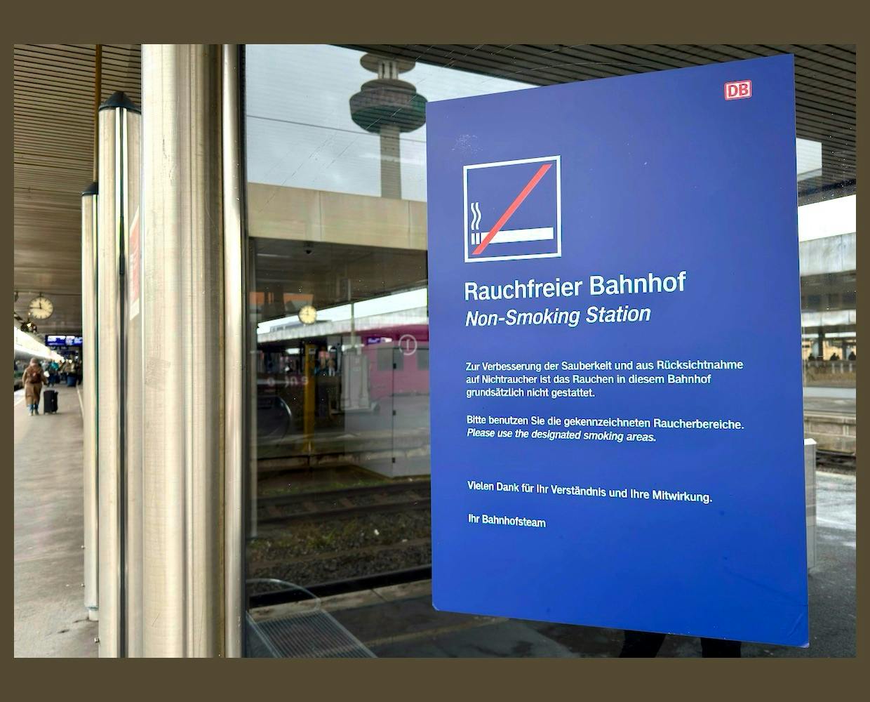 Schild am Haupbahnhof Hannover mit der Ansage, dass der Bahnhof  grundsätzlich rauchfrei sei