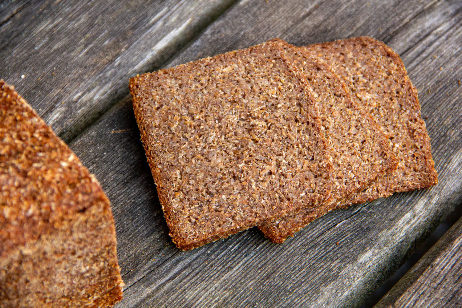 Damit ein Roggenschrotbrot gut schmeckt, sich gut schneiden lässt und lange frisch bleibt, muss vieles zusammenpassen.