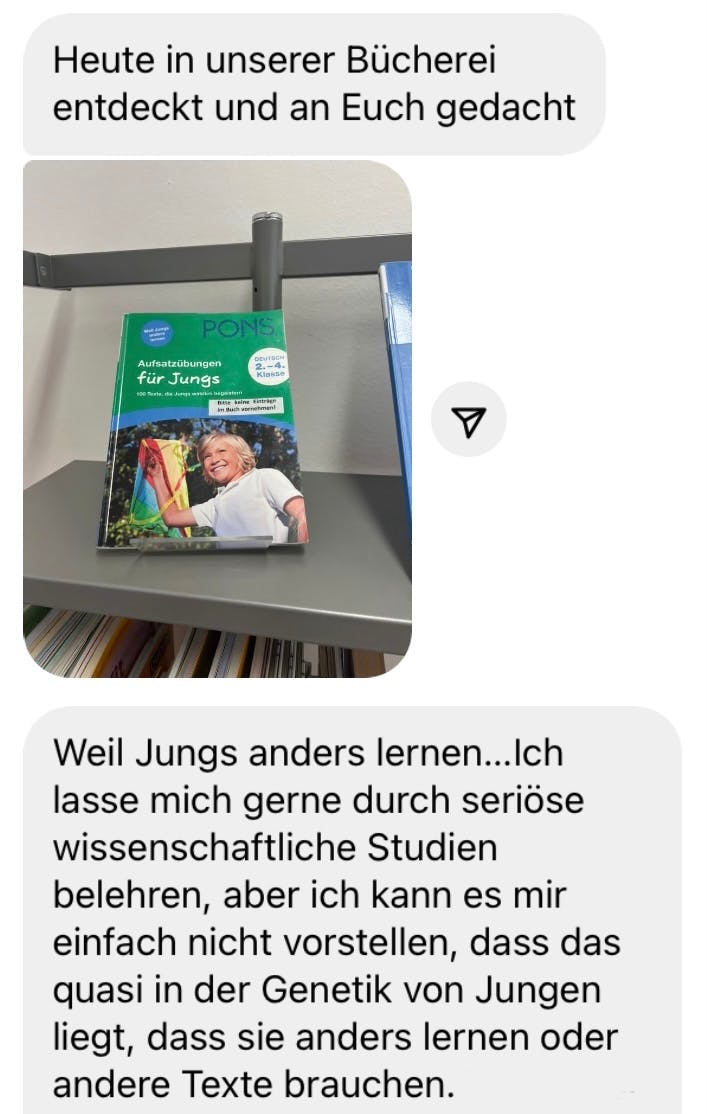 Einreichung, Text und Foto vom Buch in einem Büchereiregal. "Heute in unserer Bücherei entdeckt und an Euch gedacht. Weil Jungs anders lernen… "