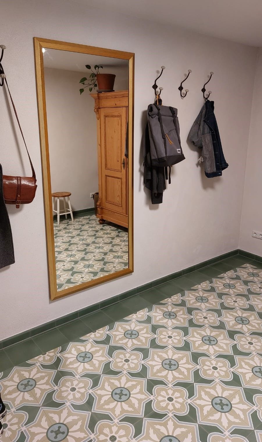 Foto eines Foyers mit neu verlegten VIA Mosaik-Zementplatten.