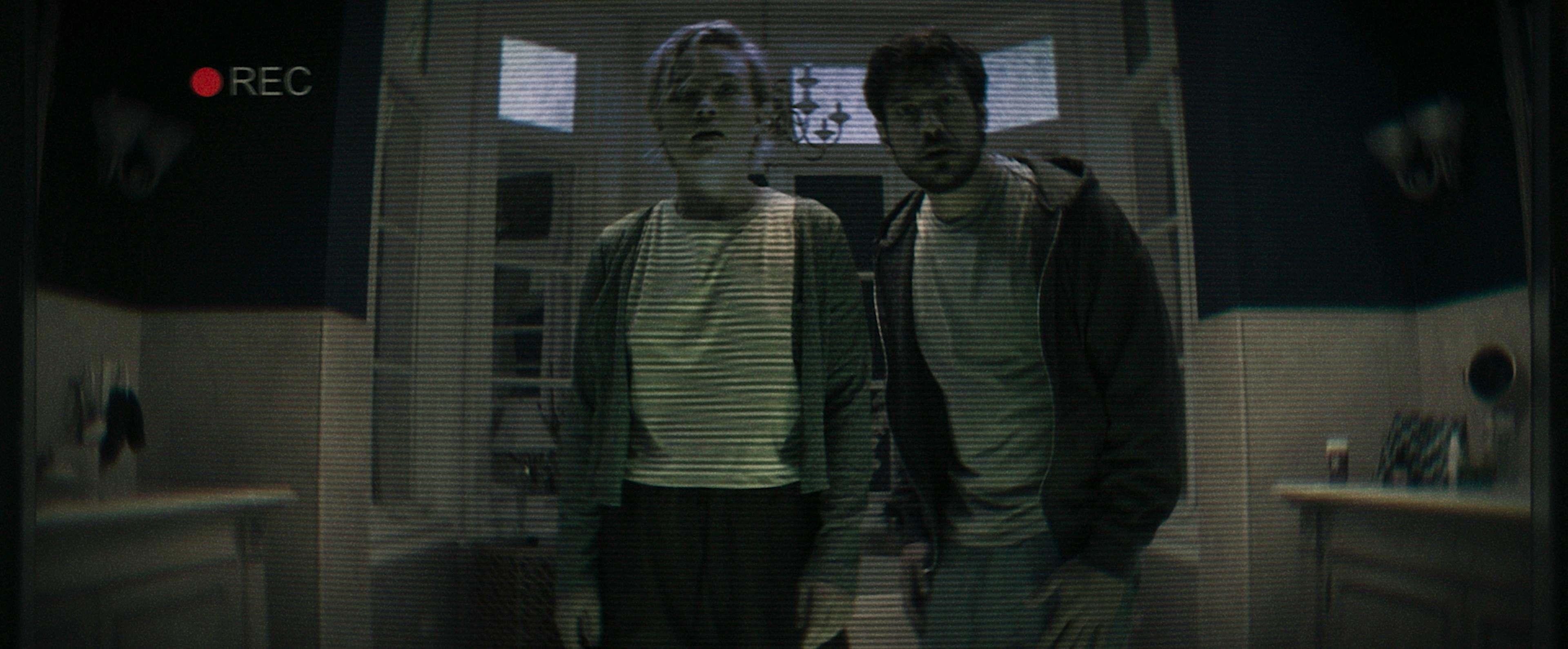 Jemand hat versteckte Kameras im Haus platziert, die das Paar Diego und Sage (Marco Pigossi und Maddie Hasson) zutiefst verunsichern // © Busch Media Group / Bleecker Street and LD Entertainment