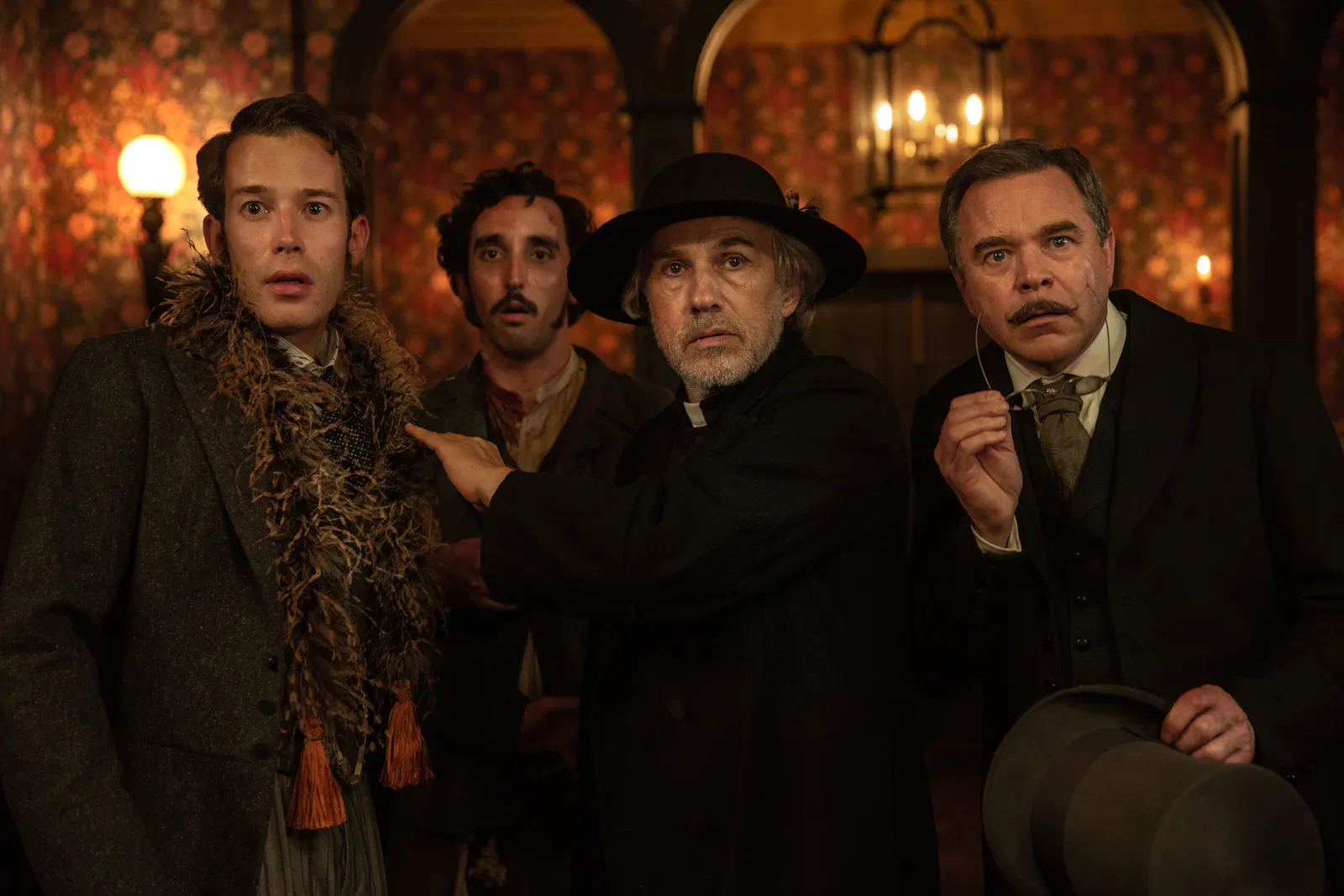 Lauter verwirrte Männer: Marias Verlobter (David Shields), Anwalt Jonathan (Ewens Abid), der Priester (Christoph Waltz) und Doktor Dumont (Guillaume de Tonquédec) werden mit unheimlichen Begebenheiten konfrontiert // © PHOTO SHANNA BESSON © 2025 LBP - EUROPACORP - TF1 FILMS PRODUCTION - SND/ LEONINE Studios