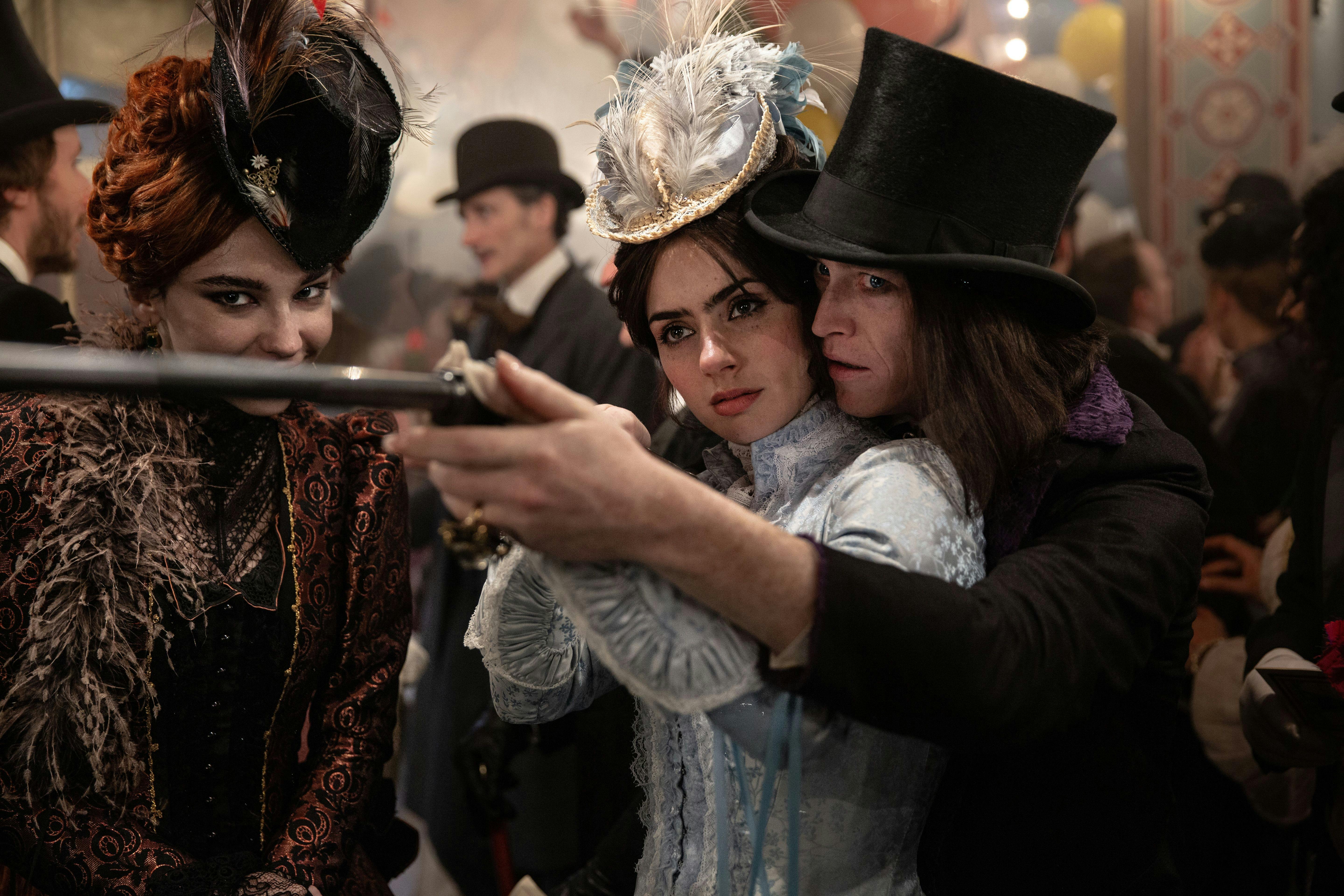 Durch Maria (Matilda De Angelis) lernt Dracula (Caleb Landry Jones) Mina (Zoë Bleu) in Paris kennen // © PHOTO SHANNA BESSON © 2025 LBP - EUROPACORP - TF1 FILMS PRODUCTION - SND/ LEONINE Studios