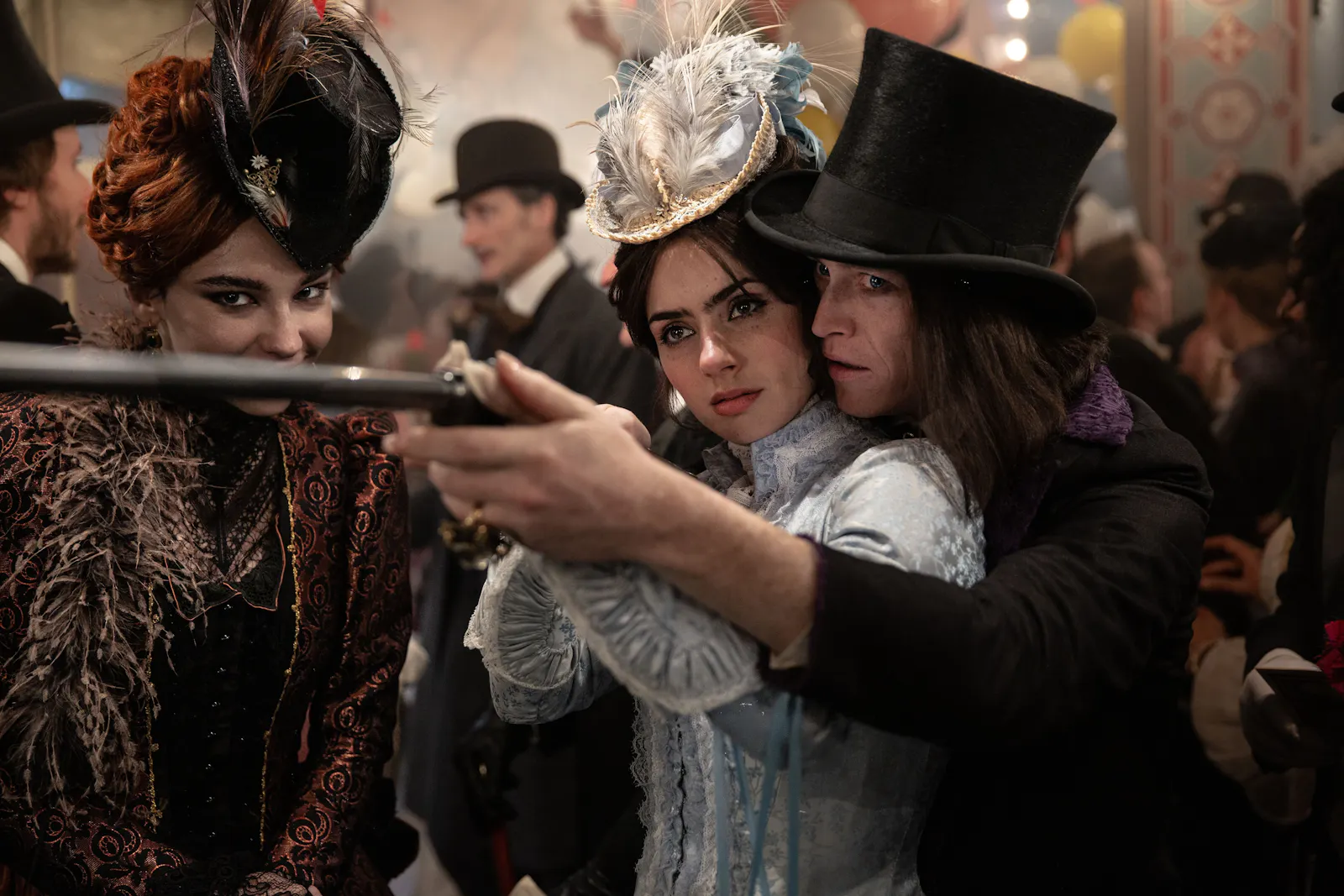 Durch Maria (Matilda De Angelis) lernt Dracula (Caleb Landry Jones) Mina (Zoë Bleu) in Paris kennen // © PHOTO SHANNA BESSON © 2025 LBP - EUROPACORP - TF1 FILMS PRODUCTION - SND/ LEONINE Studios