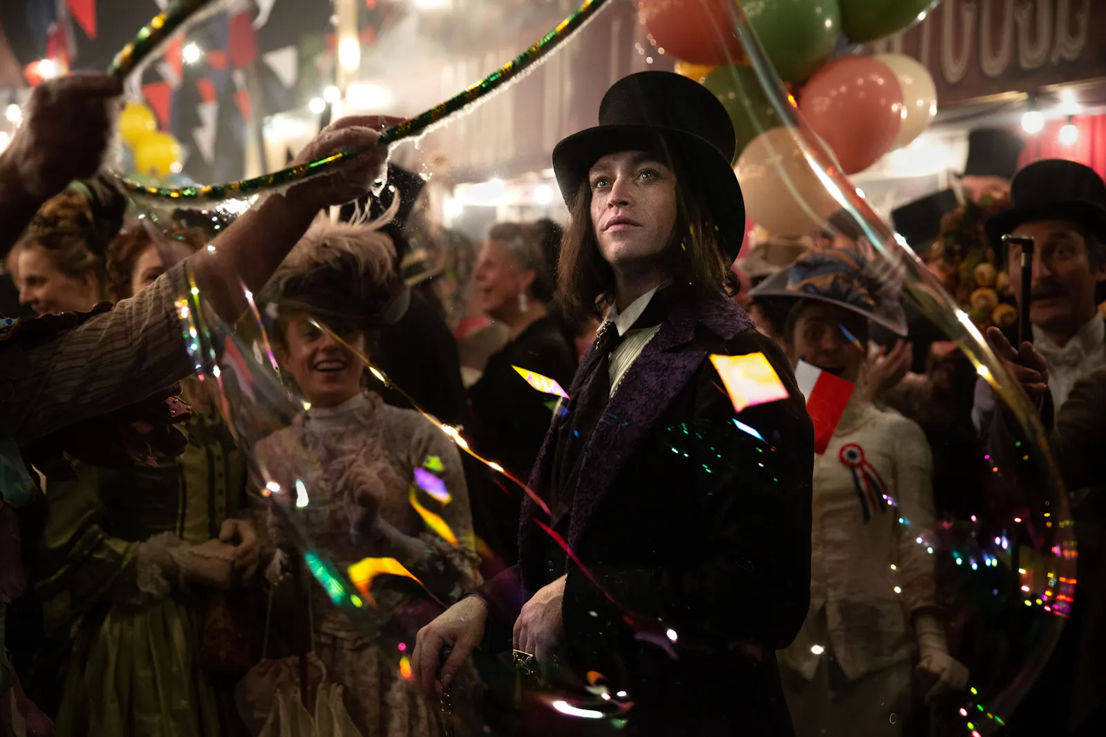 Dracula (Caleb Landry Jones) gerät in die Feierlichkeiten zur Hundertjahrfeier der Französischen Revolution // © PHOTO SHANNA BESSON © 2025 LBP - EUROPACORP - TF1 FILMS PRODUCTION - SND/ LEONINE Studios