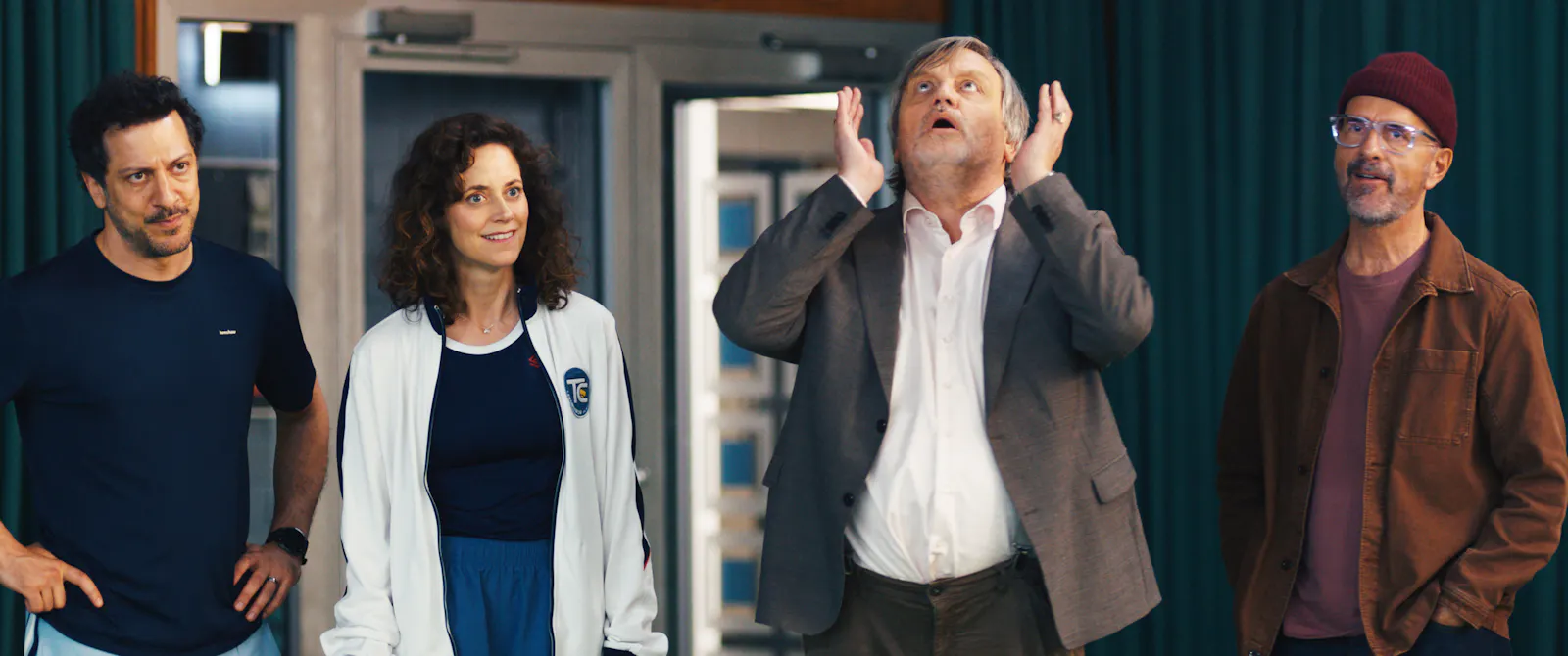 Viel zu diskutieren (v. l. n. r.): Erol (Fahri Yardim), Melanie (Anja Knauer), Heribert (Hape Kerkeling) und Torsten (Christoph Maria Herbst) // © Studiocanal GmbH / Daniel Gottschalk