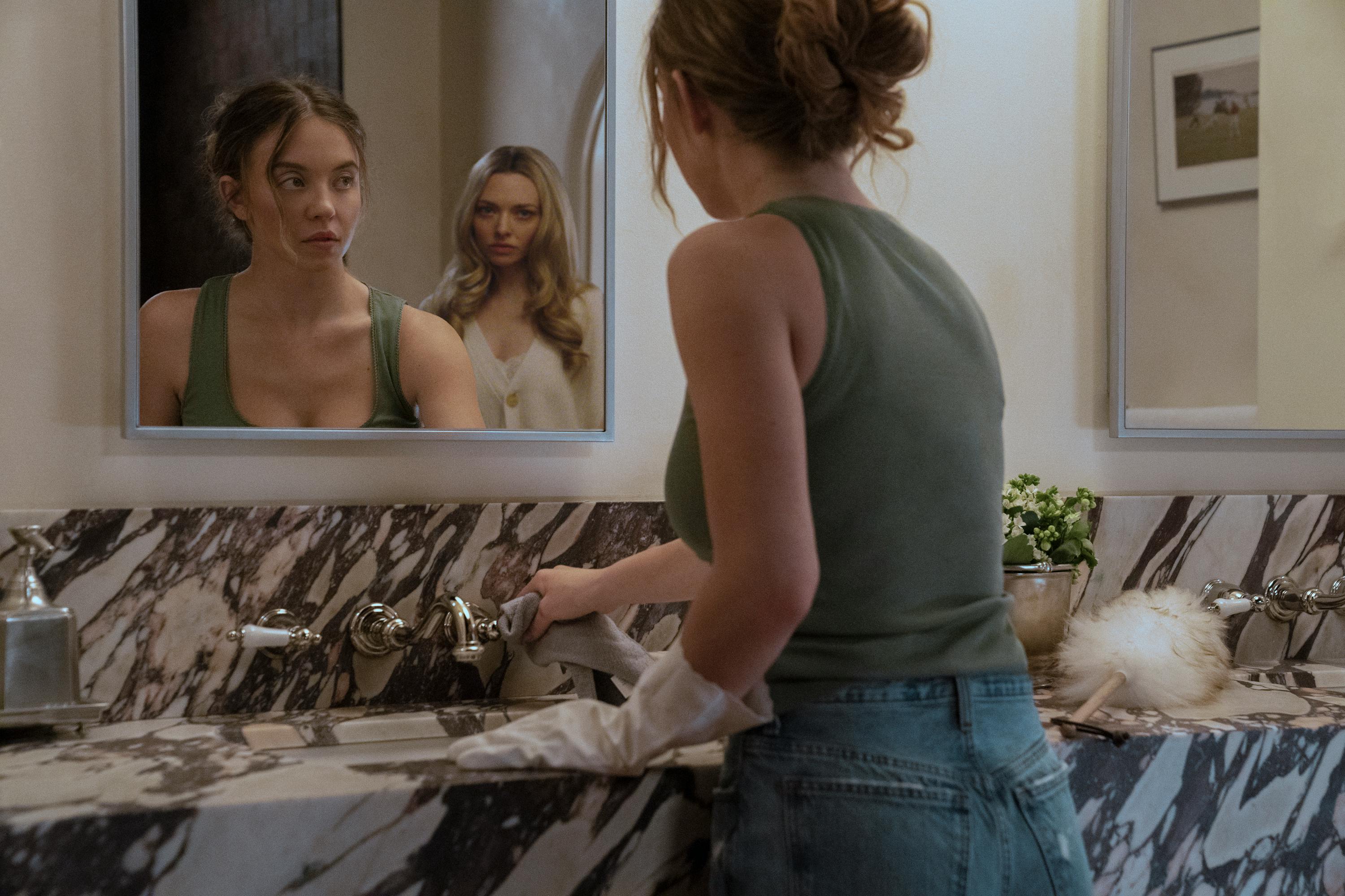 Millie (Sydney Sweeney) bekommt bei Nina (Amanda Seyfried) dann doch komische Gefühle... // © Leonine Distribution / Photo Credit: Daniel McFadden/Lionsgate