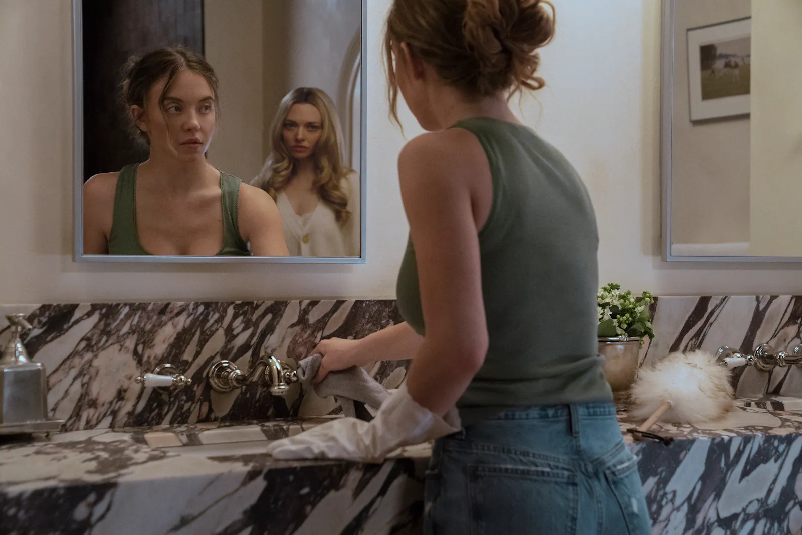 Millie (Sydney Sweeney) bekommt bei Nina (Amanda Seyfried) dann doch komische Gefühle... // © Leonine Distribution / Photo Credit: Daniel McFadden/Lionsgate