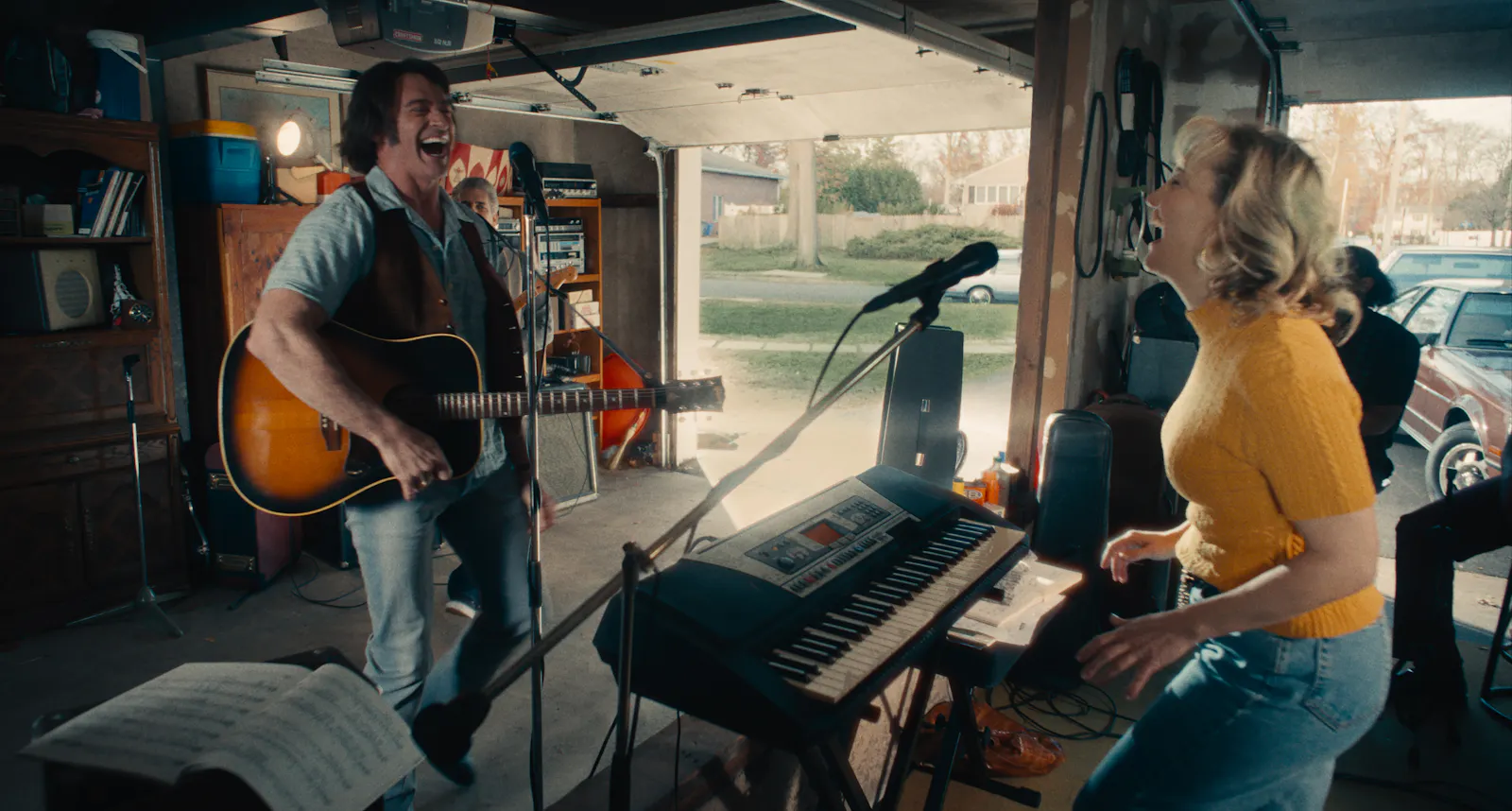 Erstmal mit Garagen-Gefühl: Kate Hudson als Claire Stengl und Hugh Jackman als Mike Sardina in Craig Brewers SONG SUNG BLUE // Courtesy of Focus Features © 2025 All Rights Reserved.