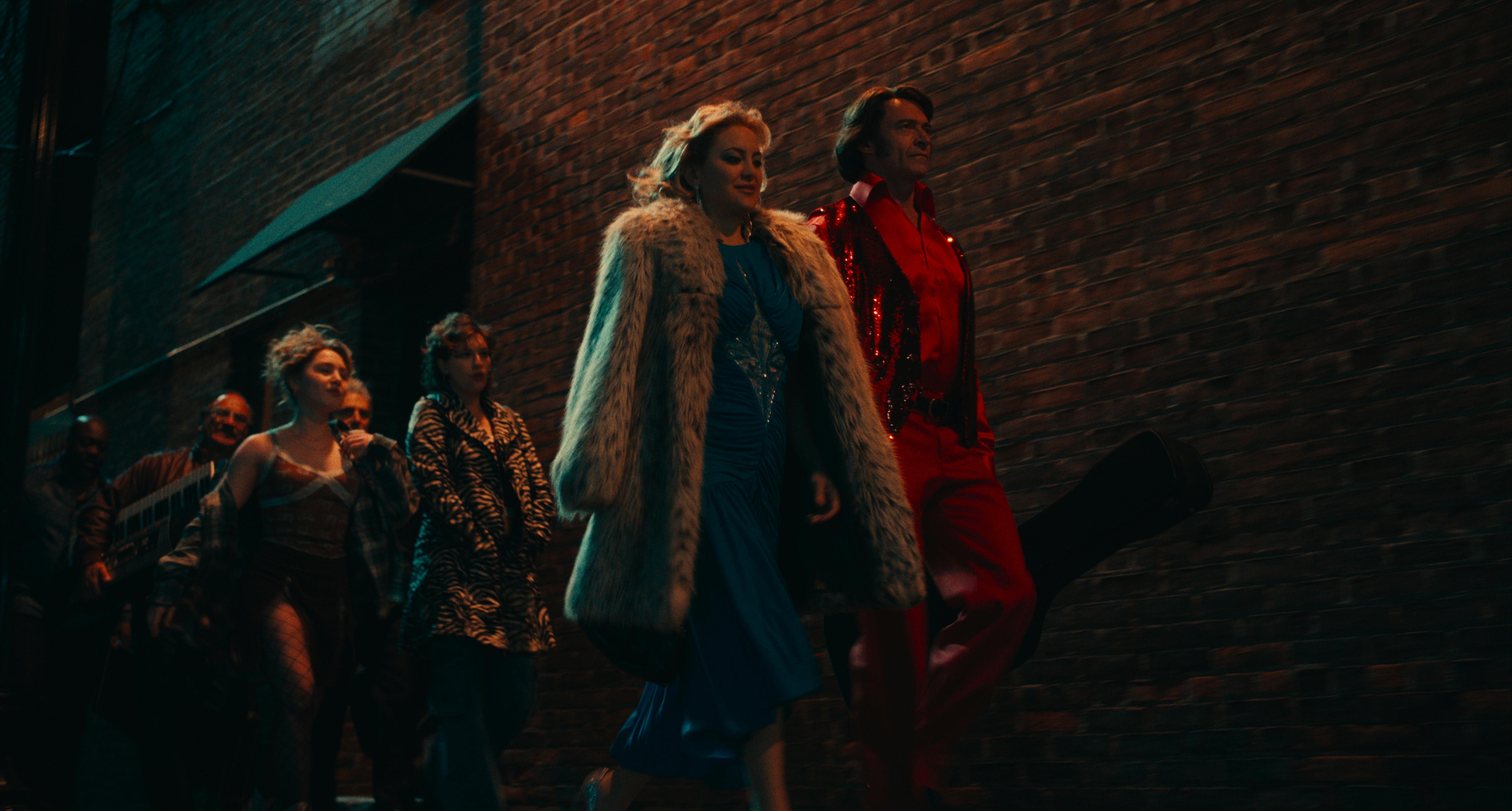 Auf dem besten Weg: Jim Belushi als Tom D'Amato, Ella Anderson als Rachel, Michael Imperioli als Mark Shurilla, King Princess als Angelina, Kate Hudson als Claire Stengl (Sardina) und Hugh Jackman als Mike Sardina in SONG SUNG BLUE // Courtesy of Focus Features © 2025 All Rights Reserved.