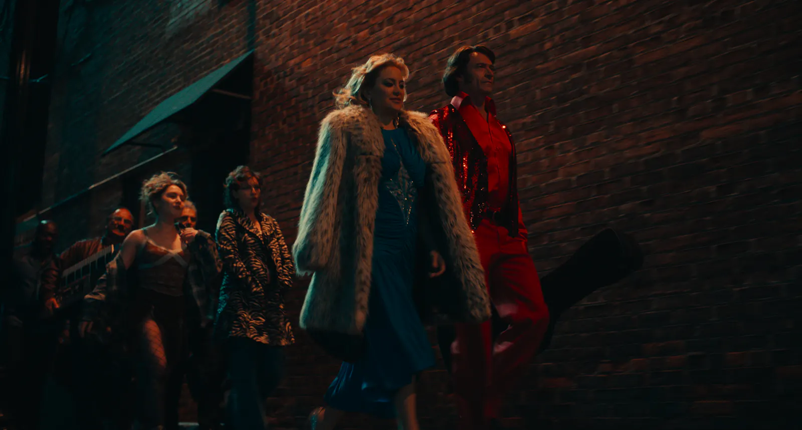 Auf dem besten Weg: Jim Belushi als Tom D'Amato, Ella Anderson als Rachel, Michael Imperioli als Mark Shurilla, King Princess als Angelina, Kate Hudson als Claire Stengl (Sardina) und Hugh Jackman als Mike Sardina in SONG SUNG BLUE // Courtesy of Focus Features © 2025 All Rights Reserved.