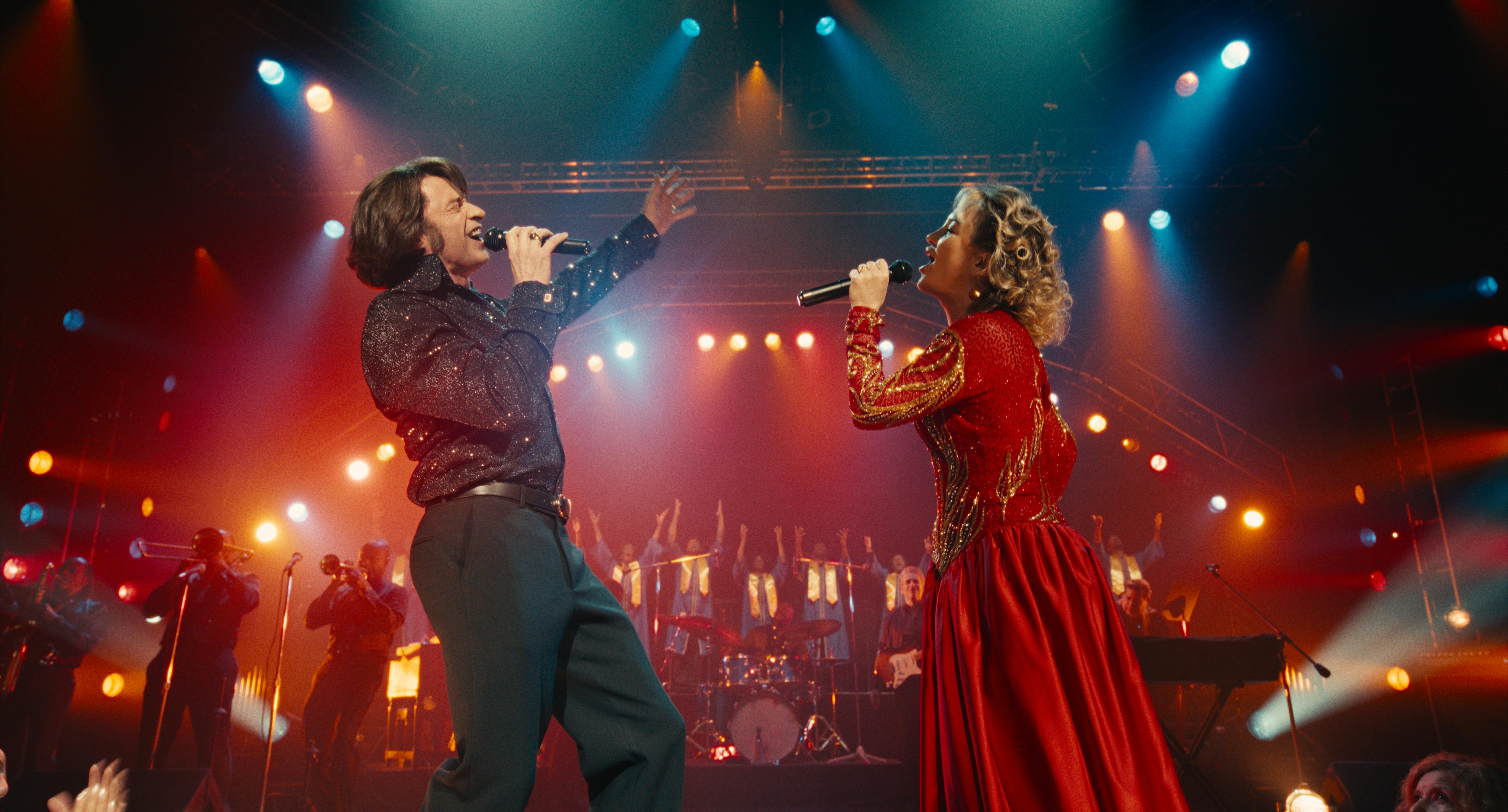 Kraftvoll und mit Liebe: Hugh Jackman und Kate Hudson als Lightning und Thunder auf der Bühne SONG SUNG BLUE // Courtesy of Focus Features © 2025 All Rights Reserved.