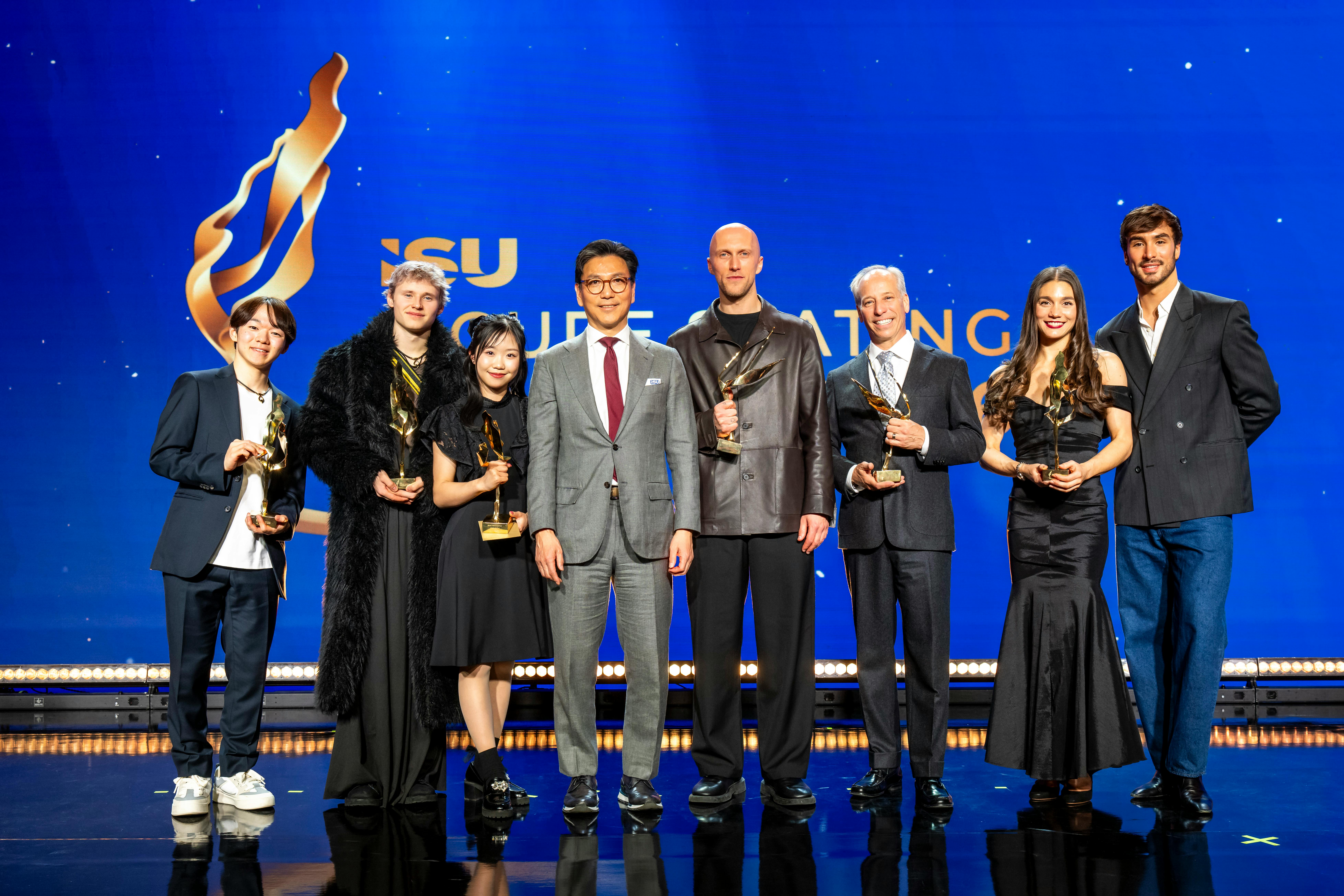 Die Gewinner der ISU Skating Awards mit ISU Präsident Jae Youl Kim.
