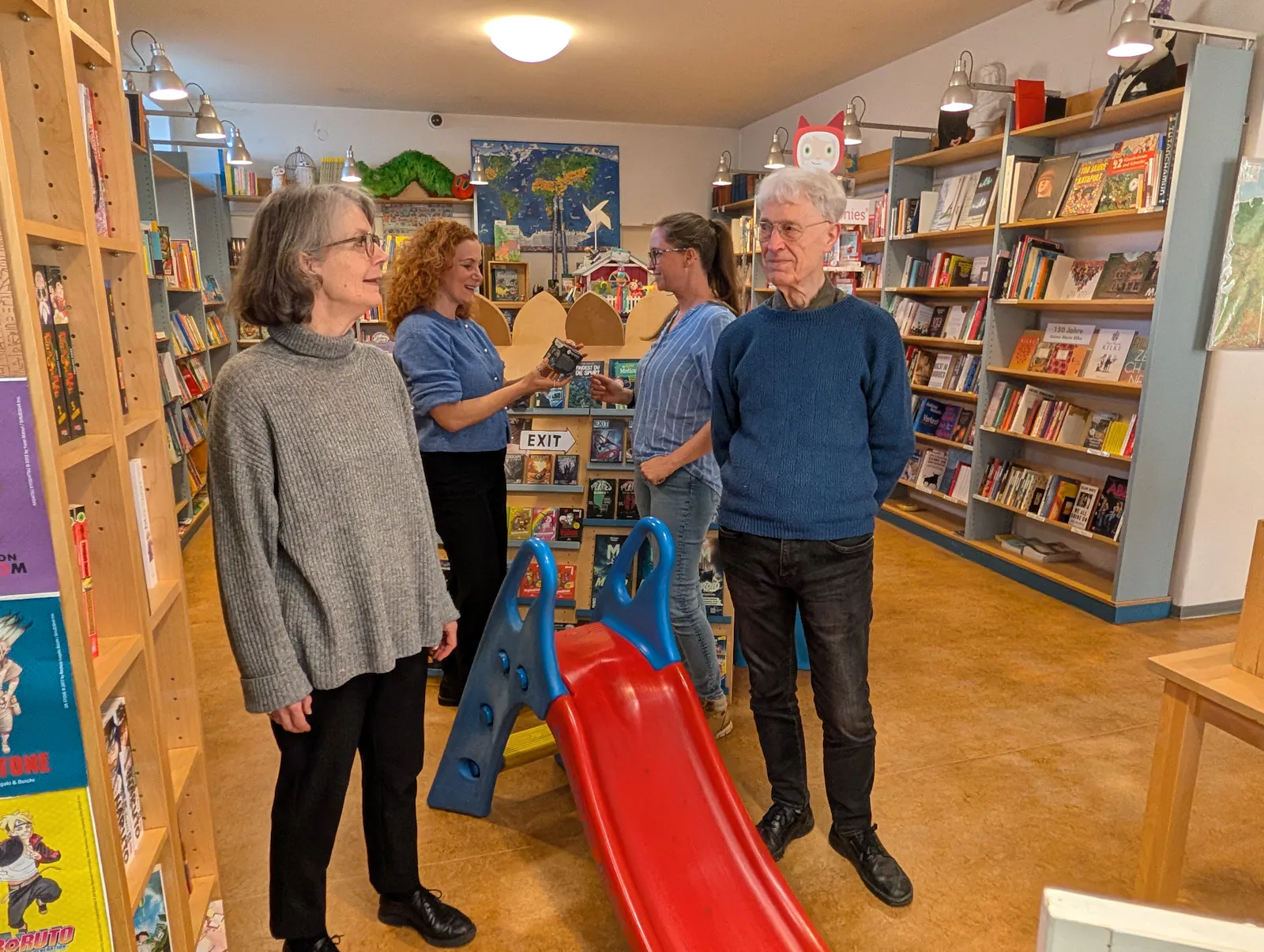 Katrin Schlote-Korthals und Ulrich Schlote (vorne) übergeben Andrea Heidel und Nina Schweikert (hinten rechts) ihre Ostend-Buchhandlung – und die kleine Rutsche über die schon viele Einwohner des Stuttgarter Ostens gerutscht sind. Foto: Jürgen Brand