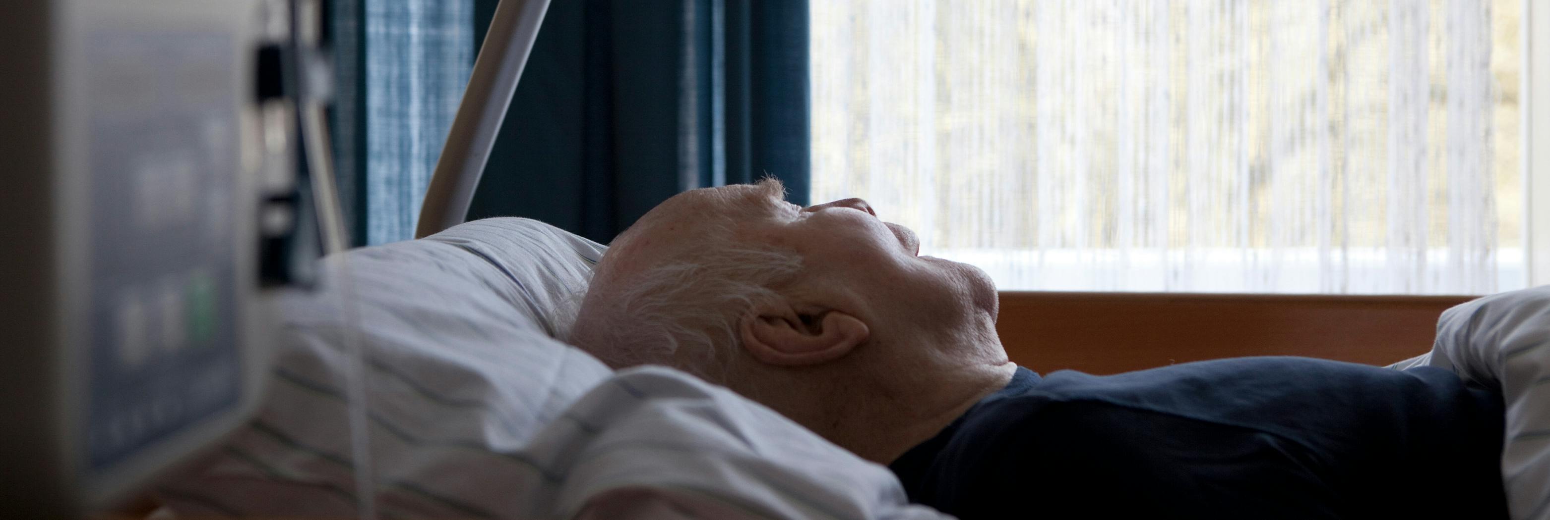 Alter Mann in einem Krankenhausbett.