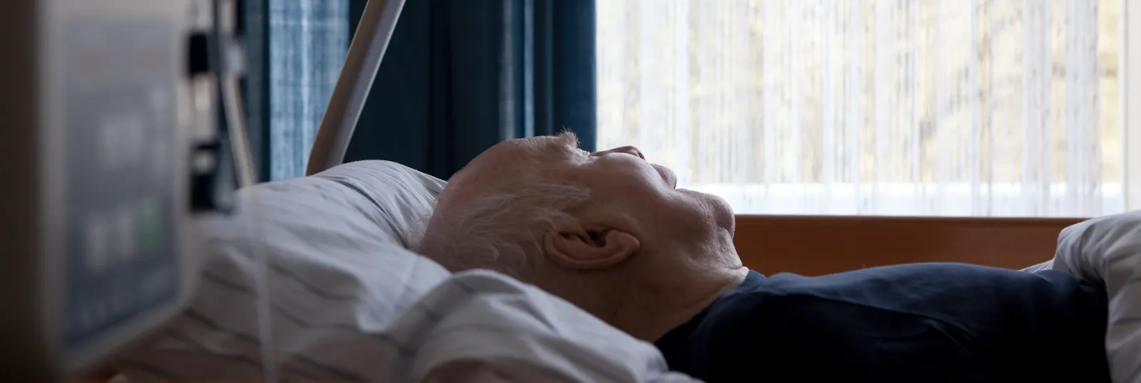 Alter Mann in einem Krankenhausbett.