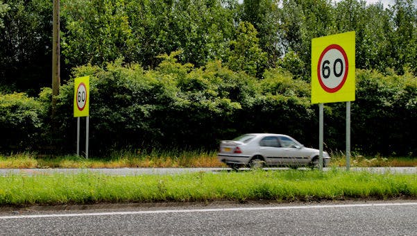 Geschwindigkeitsbegrenzungsschilder mit 60 mph in der Nähe von Banbridge