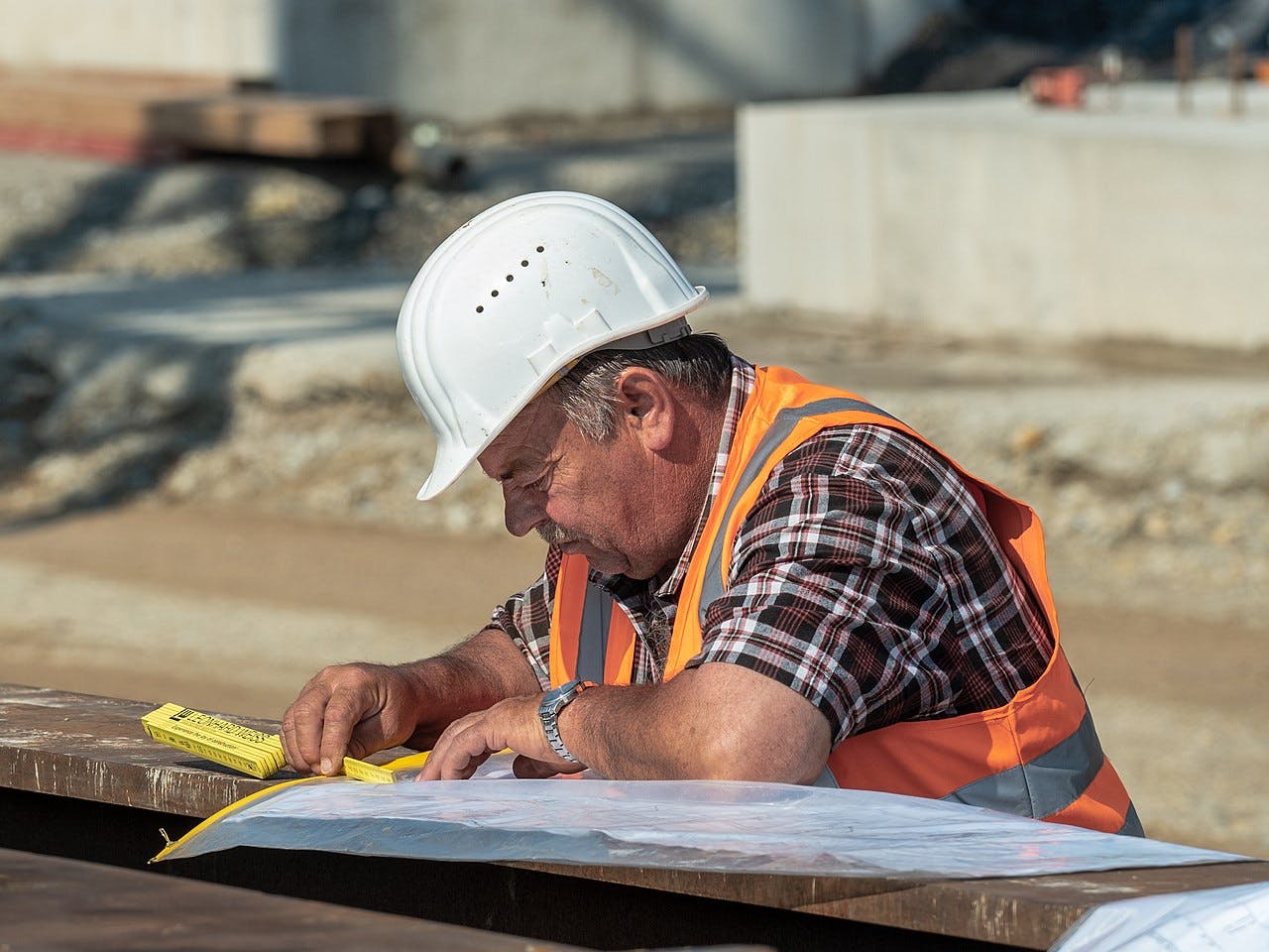 Eine Sache in die Hand nehmen: Bauingenieur mit Konstruktionsplan