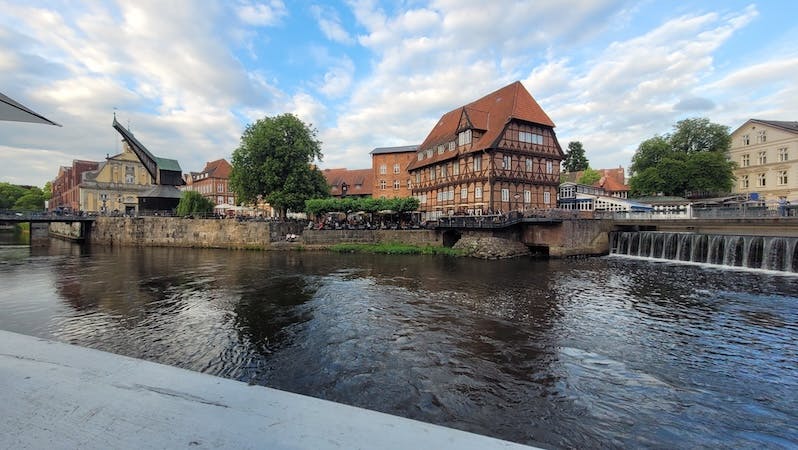 Stadtpanorama in Lüneburg mit Altem Kran am Ilmenau-Hafen.